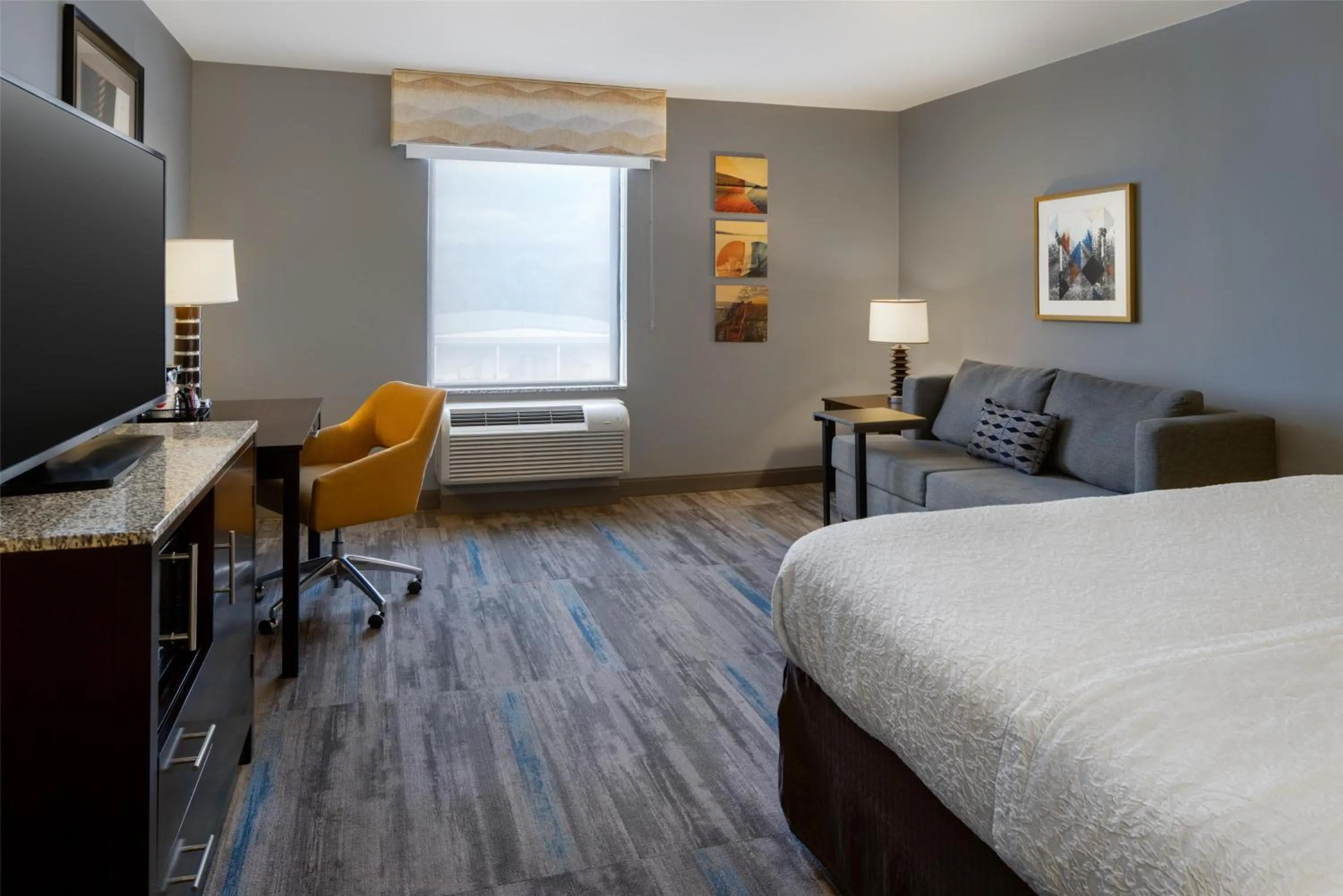 Living room, Bed in Hampton Inn Seneca Falls