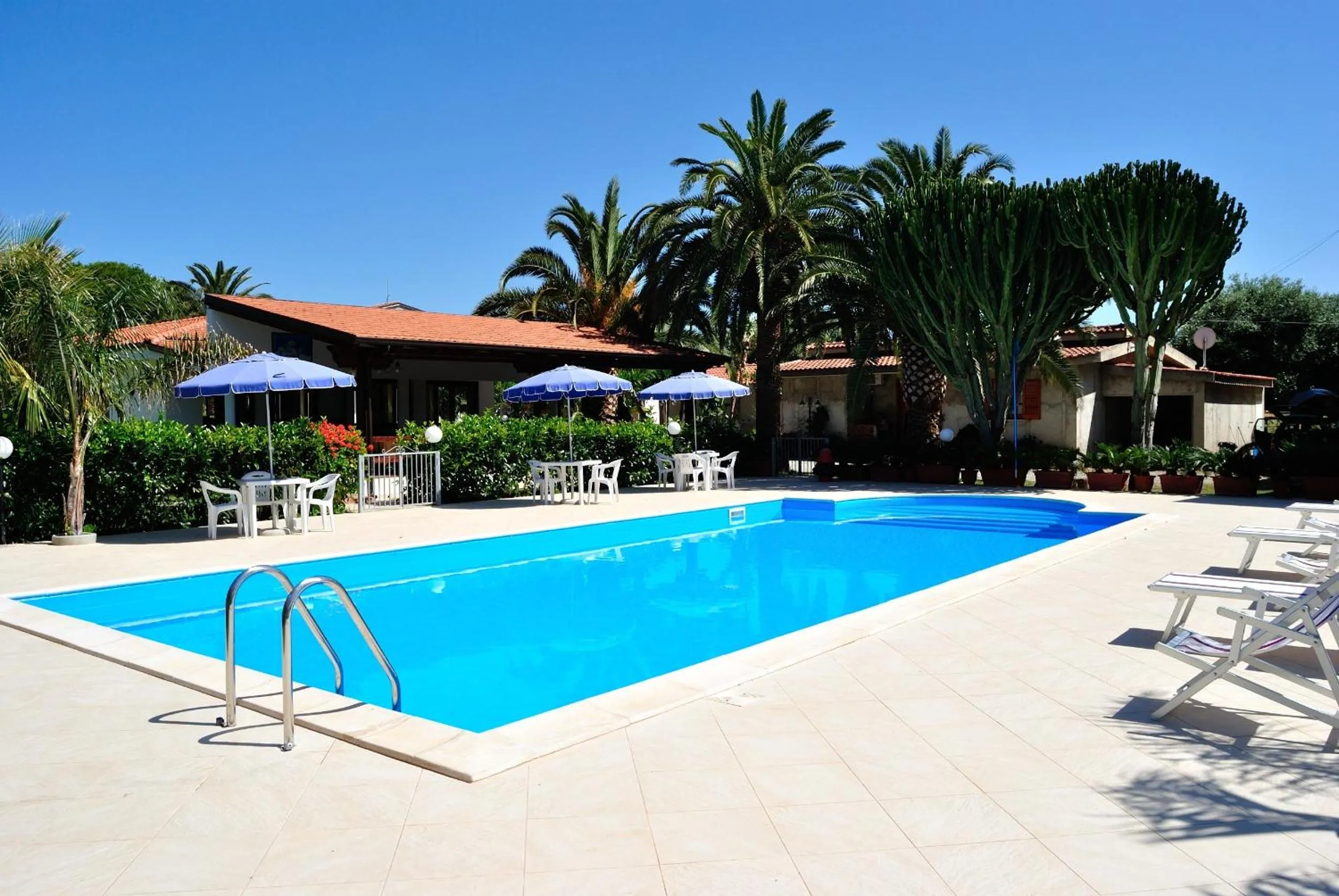 Swimming pool in C'era Una Volta