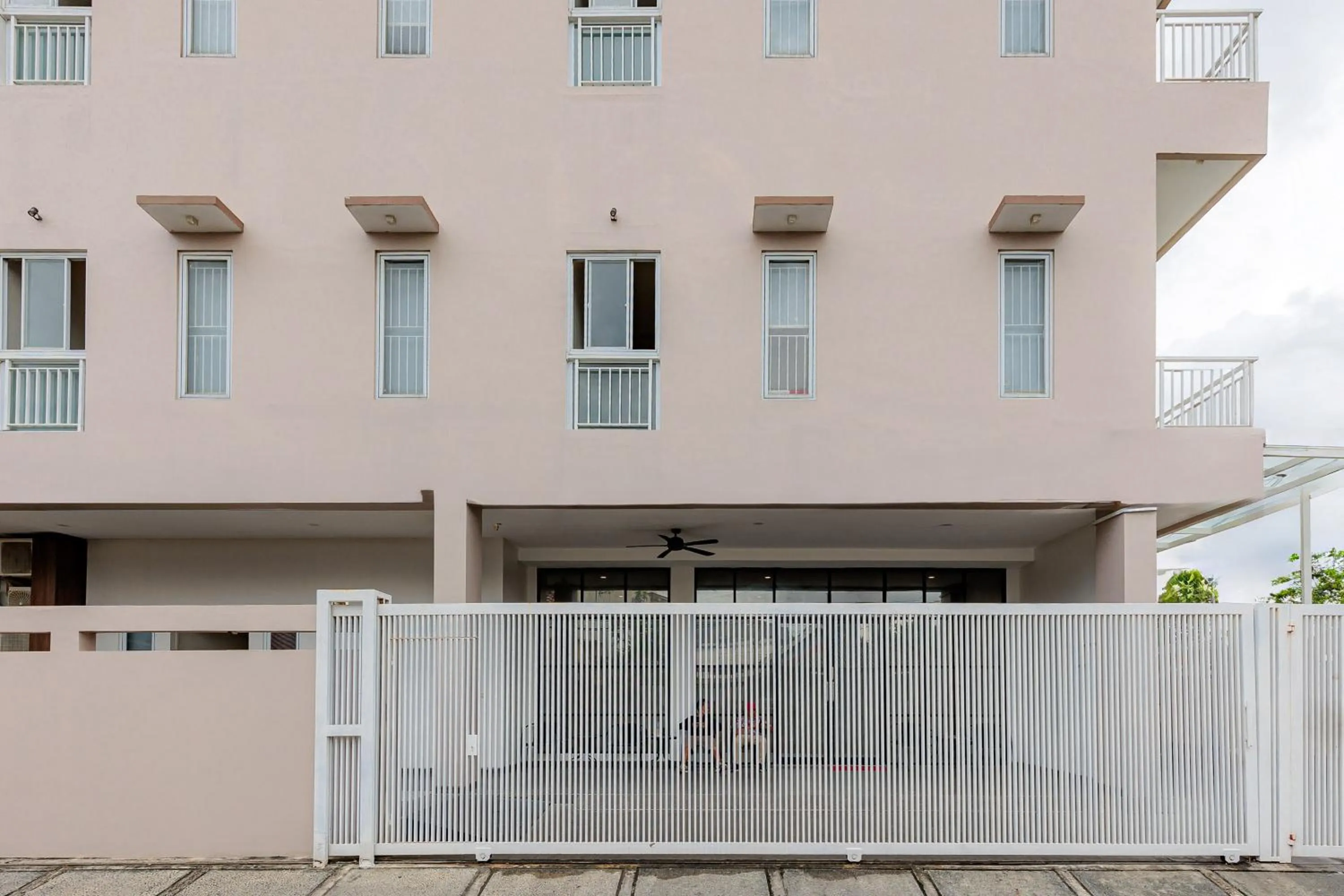 RedDoorz near Taman Palem