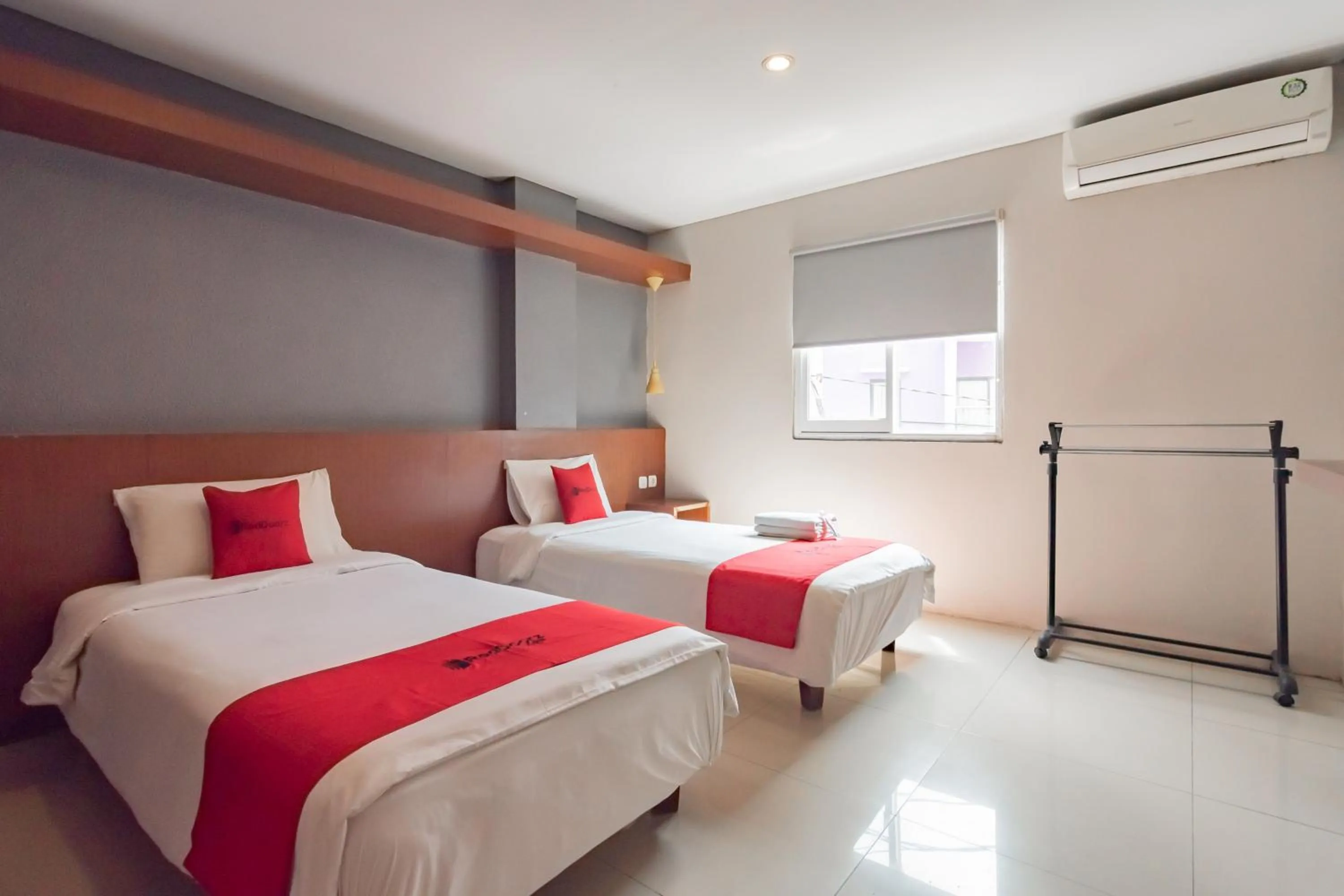 Bedroom, Bed in RedDoorz Plus @ Dago Pojok 3