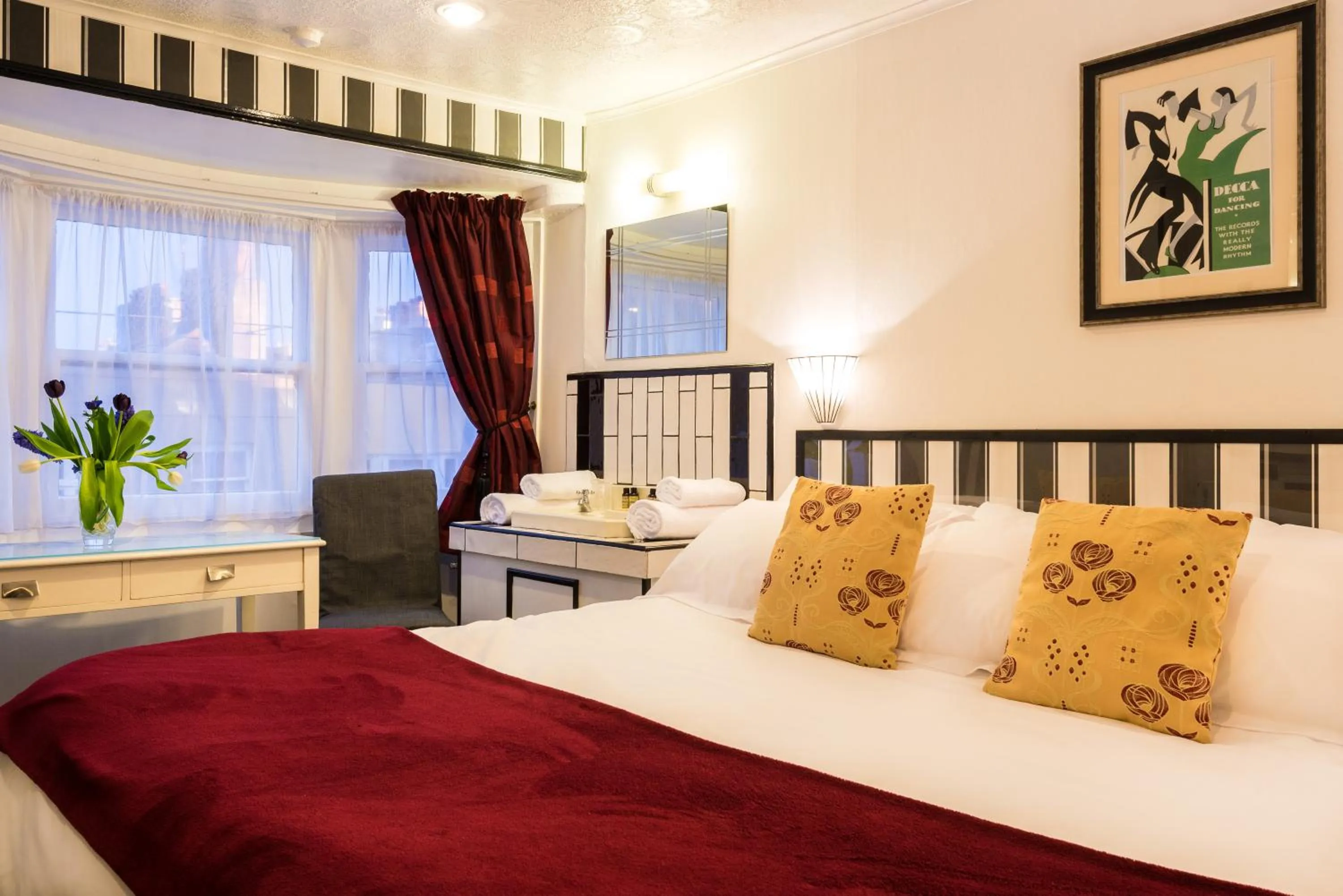 Photo of the whole room, Bed in Paskins Town House