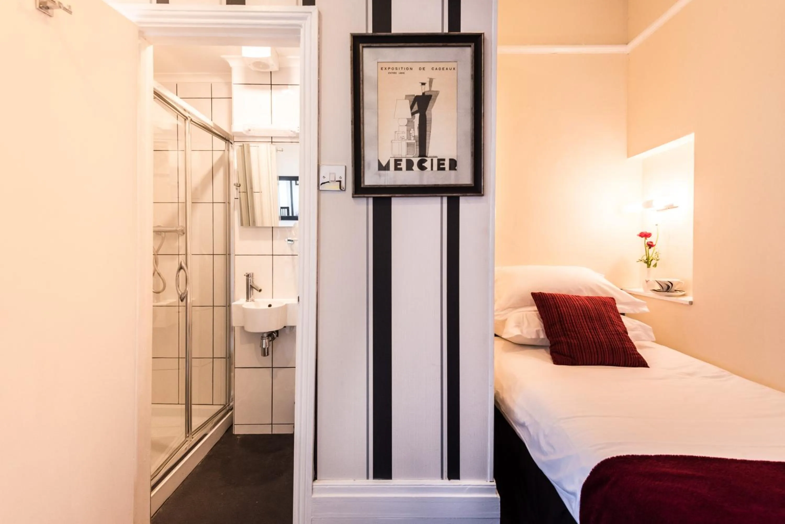 Photo of the whole room, Bed in Paskins Town House