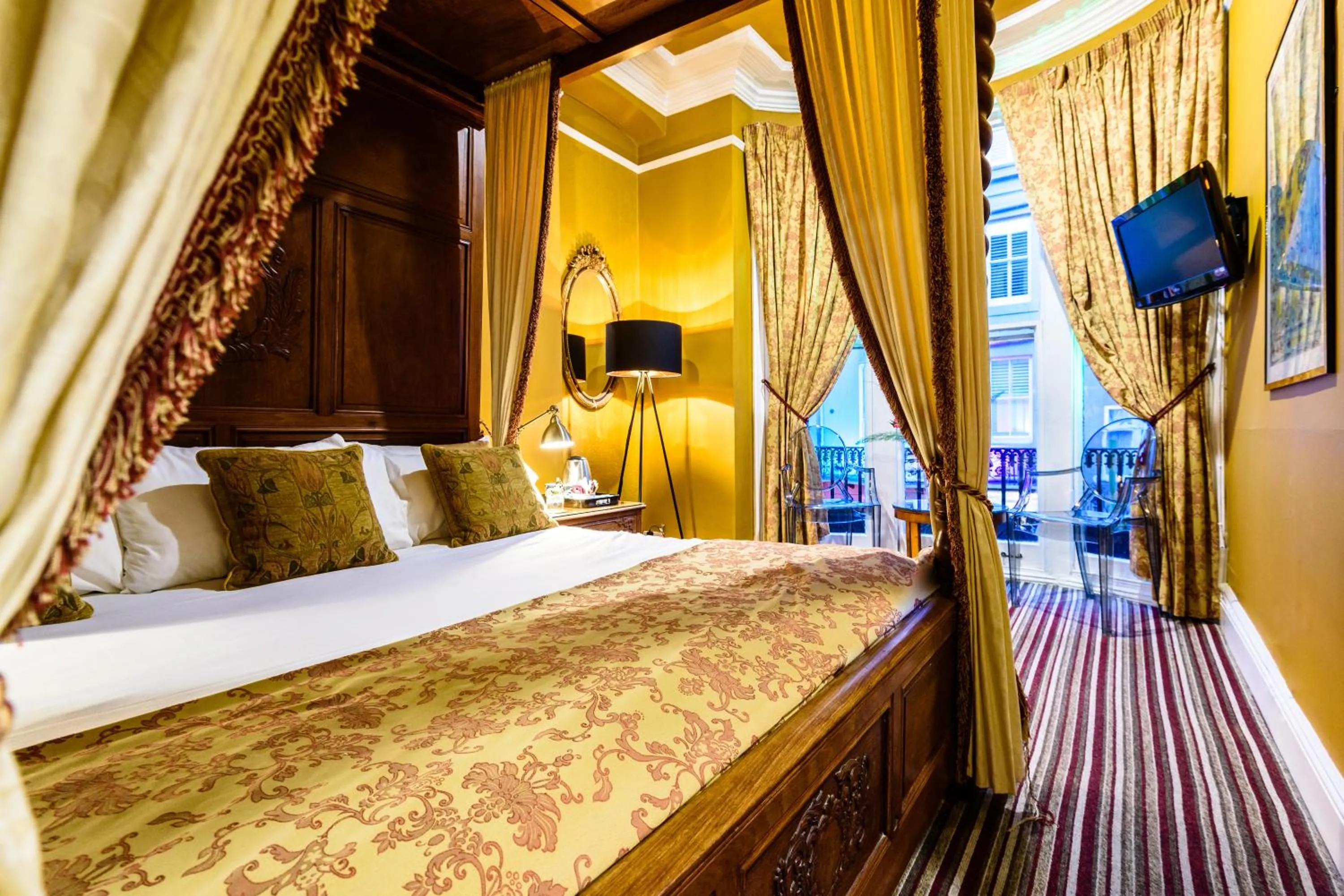 Bed in Paskins Town House