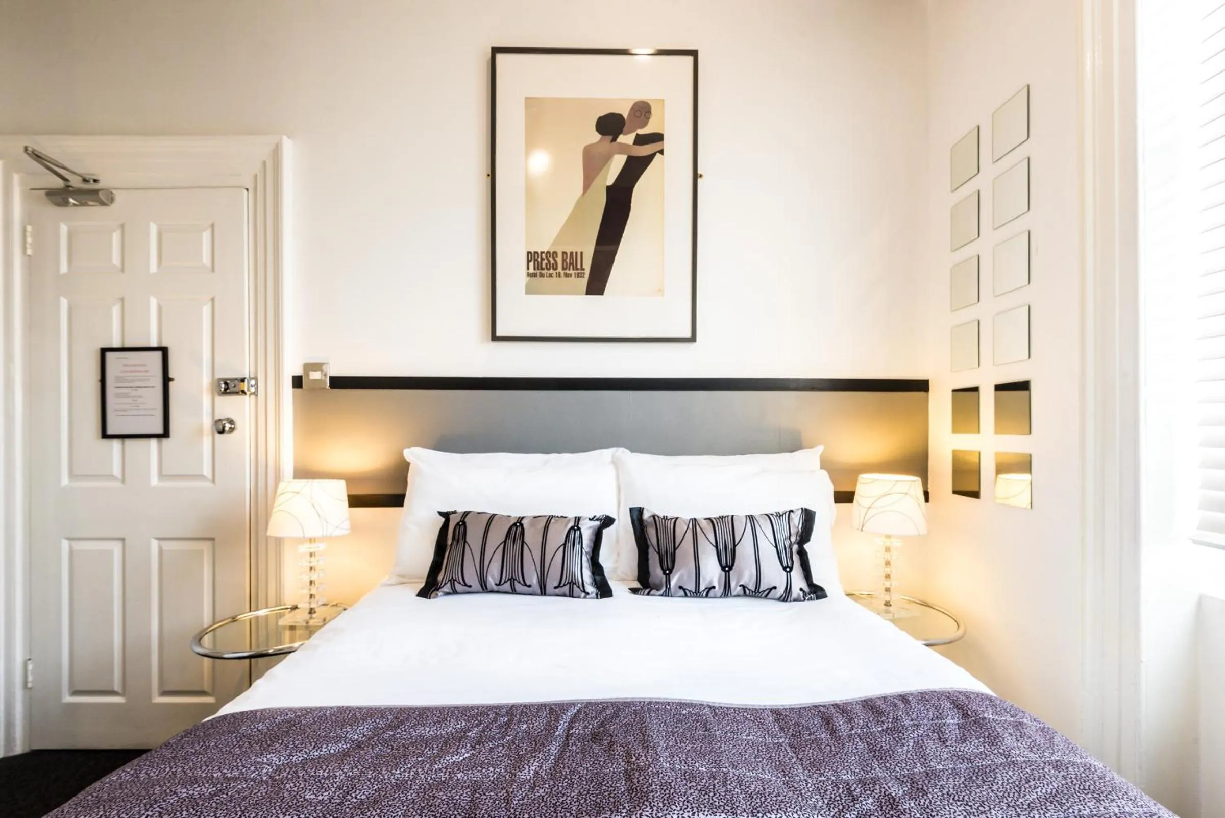 Photo of the whole room, Bed in Paskins Town House