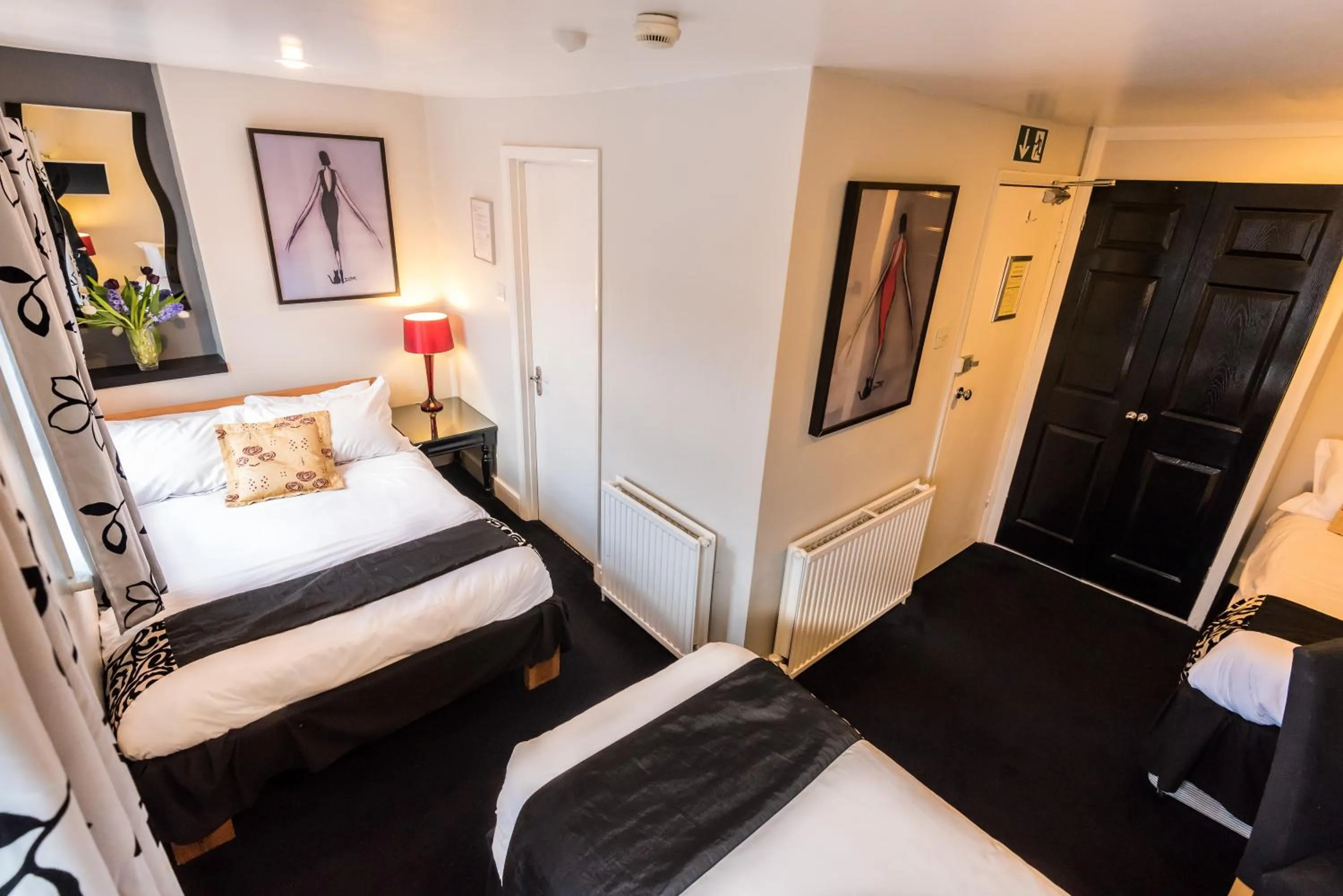 Photo of the whole room, Bed in Paskins Town House