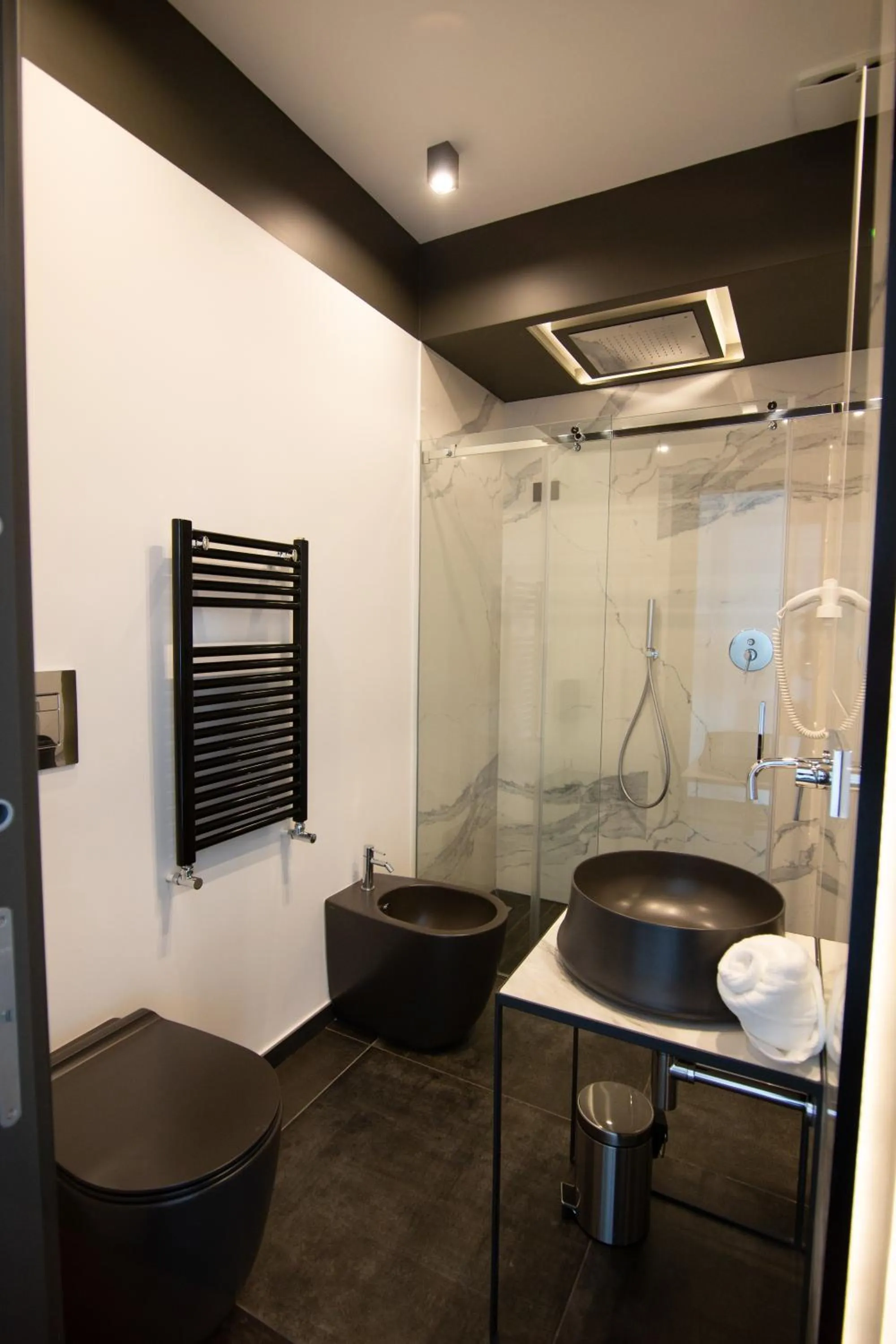 Shower in napoliurbansuite