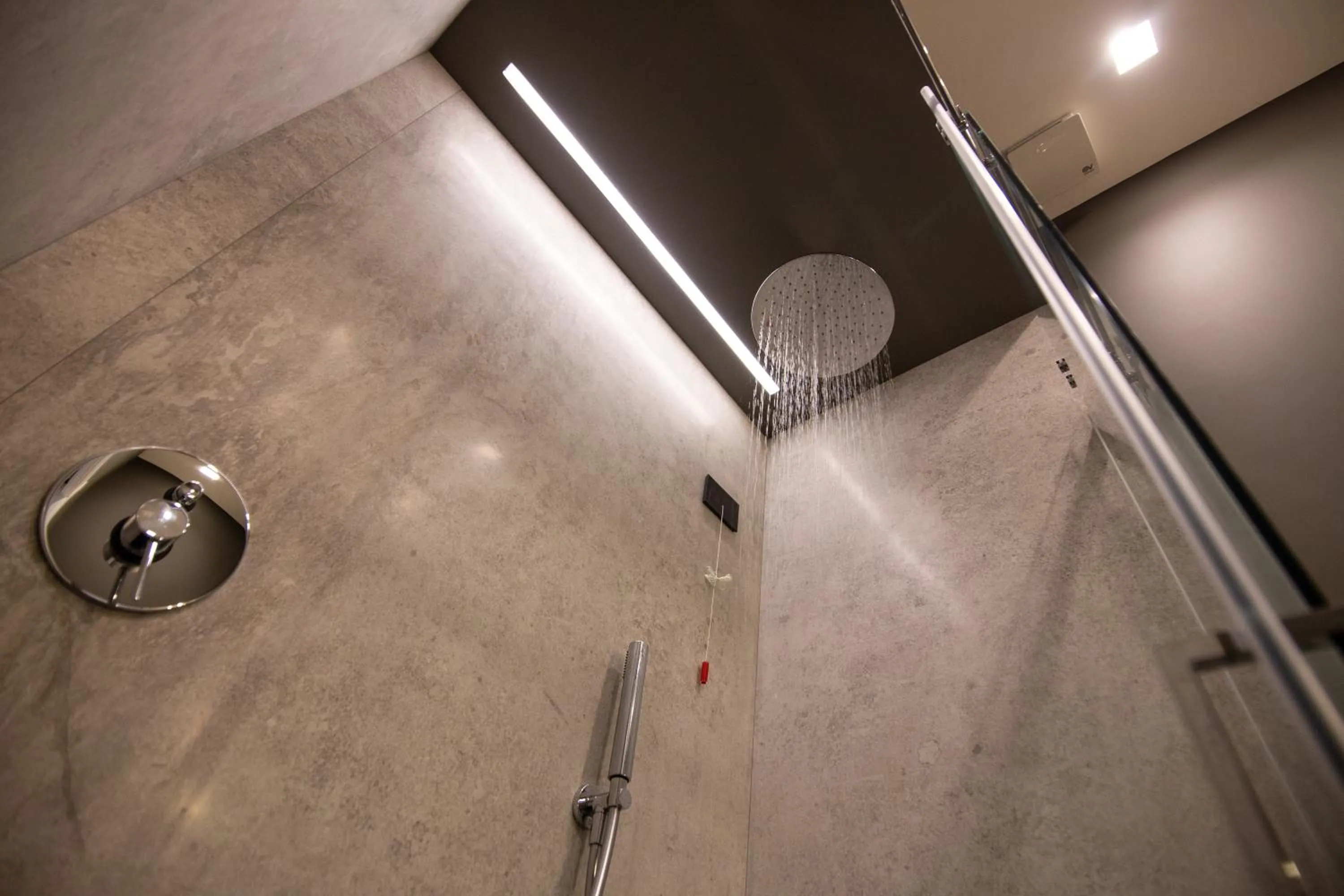 Shower in napoliurbansuite
