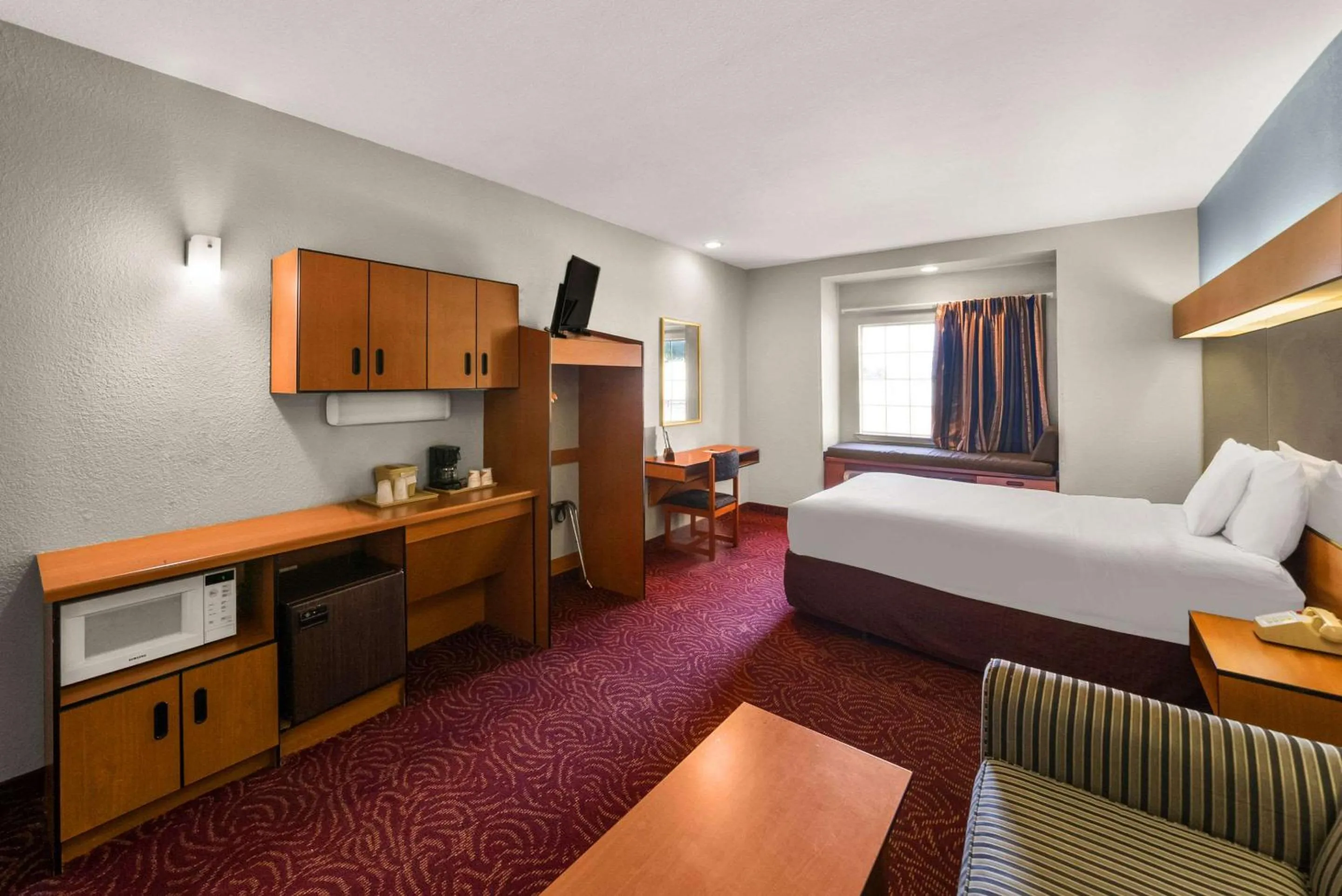 Bedroom, Bed in Econo Lodge Inn & Suites Mesquite - Dallas East