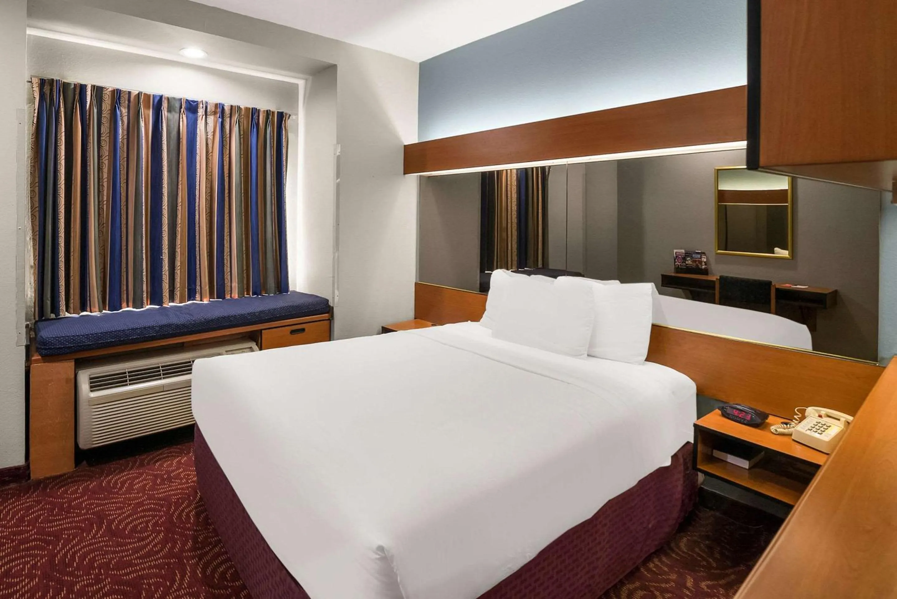 Bedroom, Bed in Econo Lodge Inn & Suites Mesquite - Dallas East