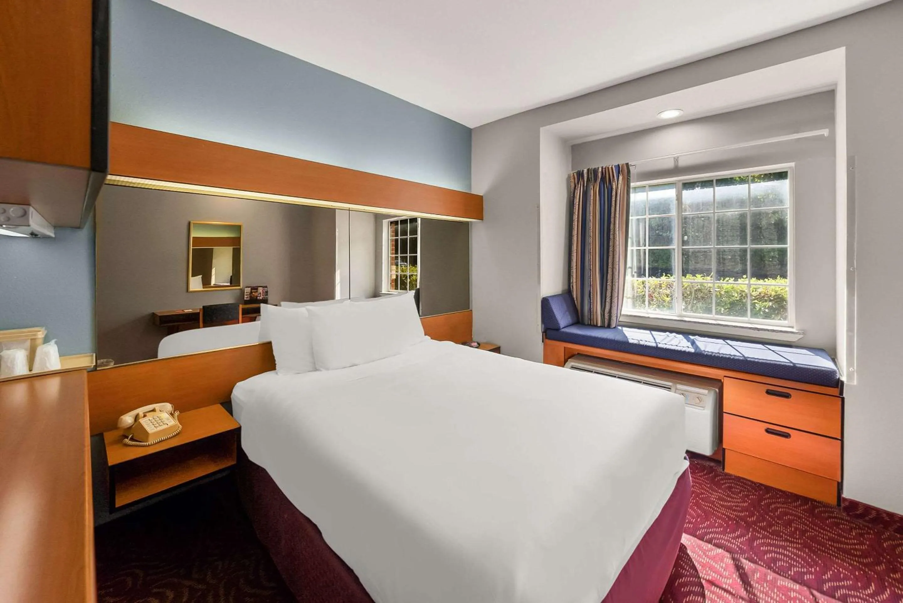 Bedroom, Bed in Econo Lodge Inn & Suites Mesquite - Dallas East