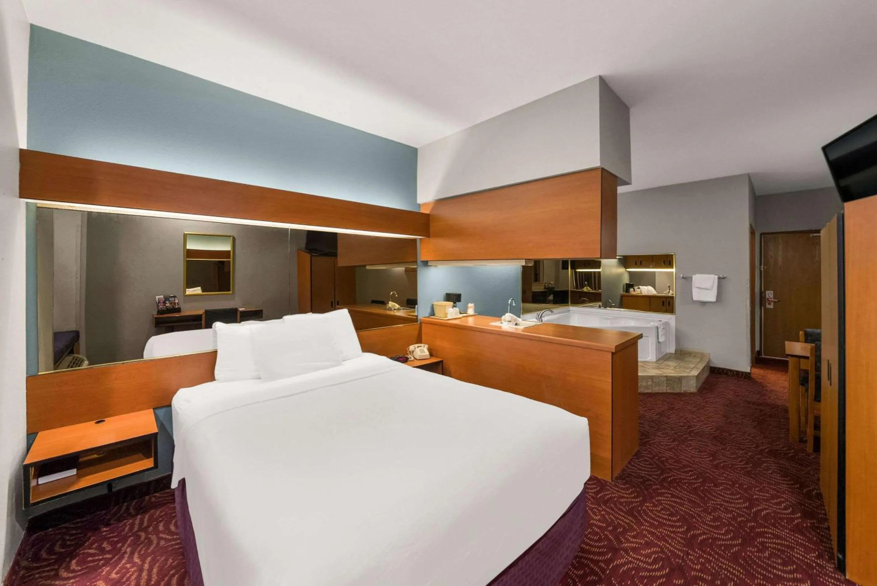 Bedroom, Bed in Econo Lodge Inn & Suites Mesquite - Dallas East