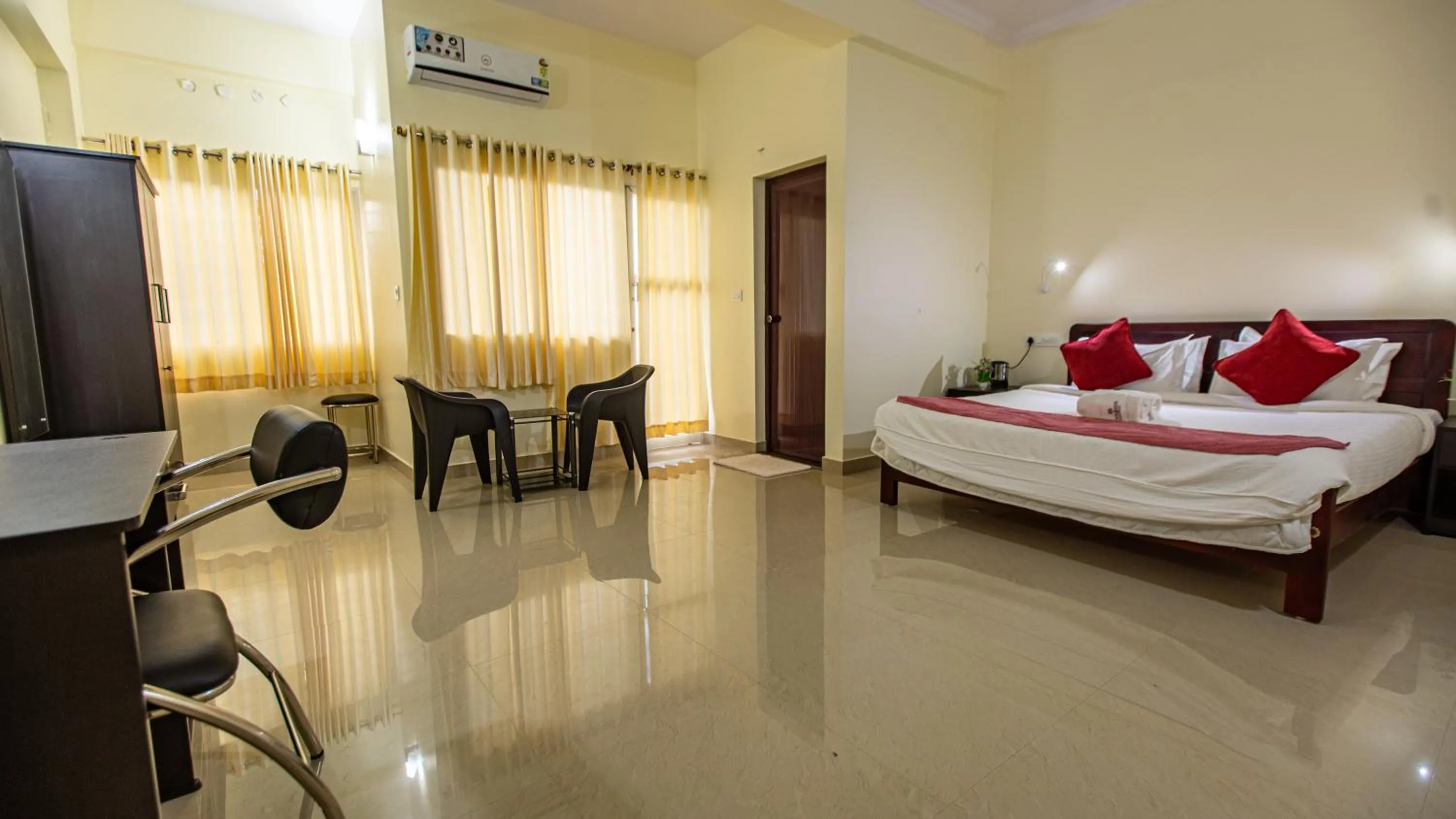 Photo of the whole room in Woodside residency