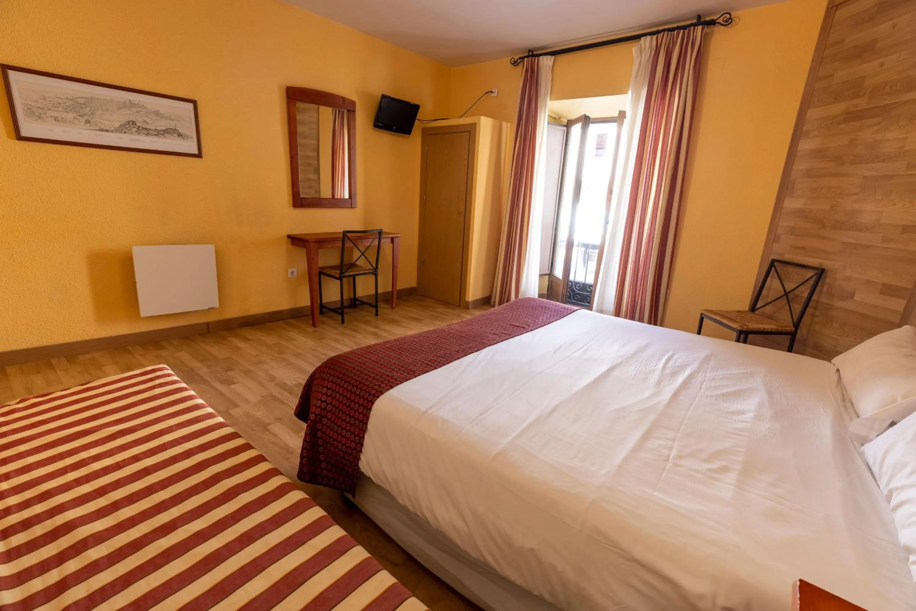 Bed in Hostal Restaurante Puerta del Alcázar