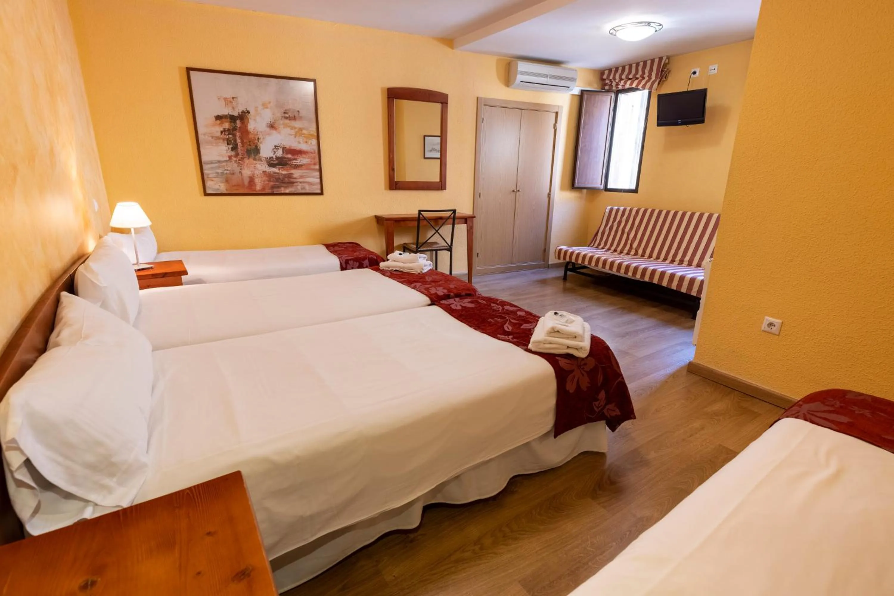 Bed in Hostal Restaurante Puerta del Alcázar