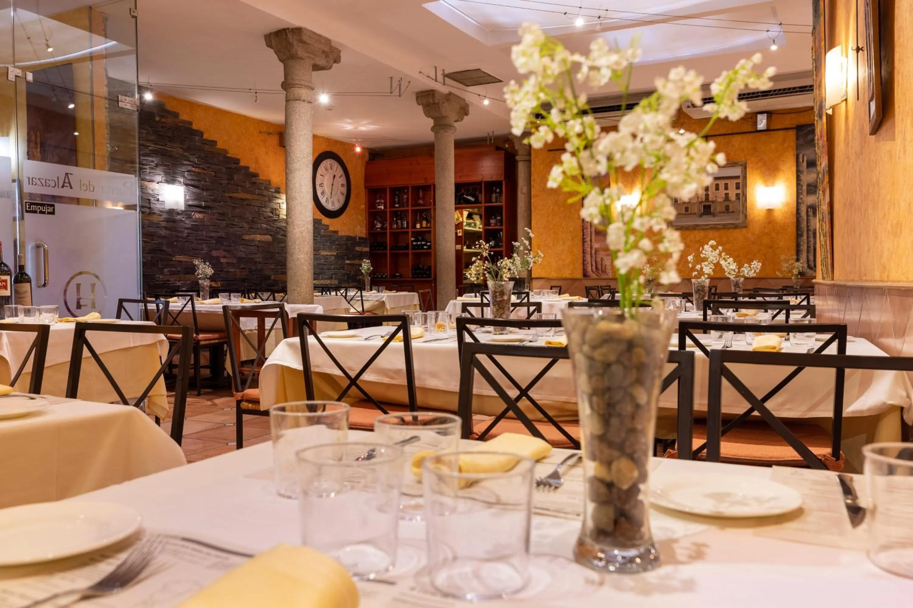 Restaurant/places to eat in Hostal Restaurante Puerta del Alcázar