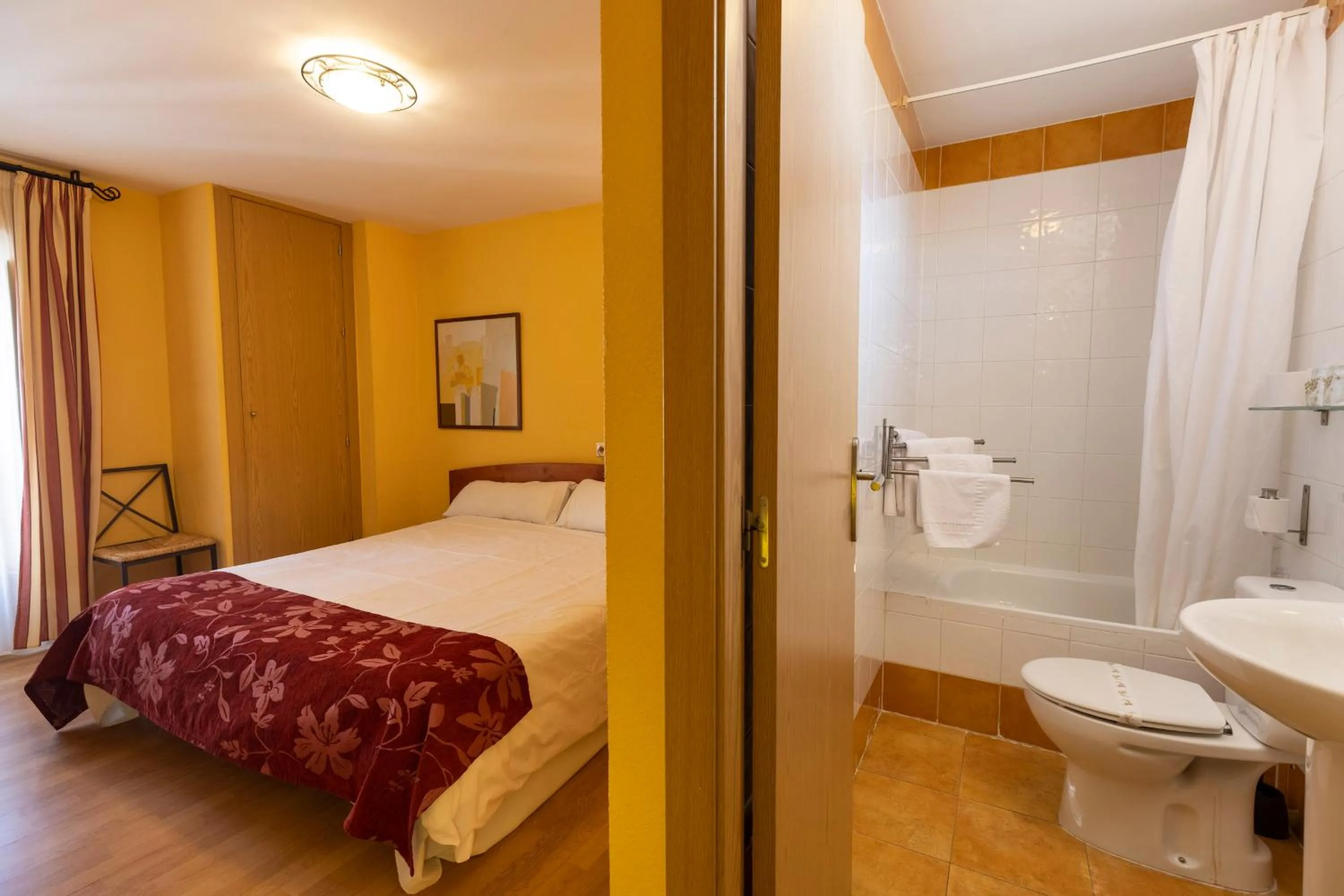 Bathroom, Bed in Hostal Restaurante Puerta del Alcázar