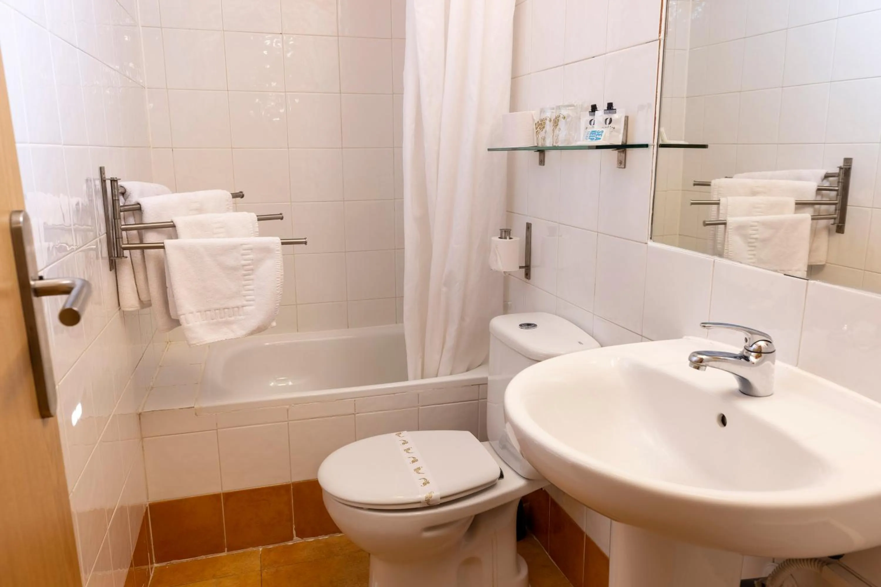 Bathroom in Hostal Restaurante Puerta del Alcázar