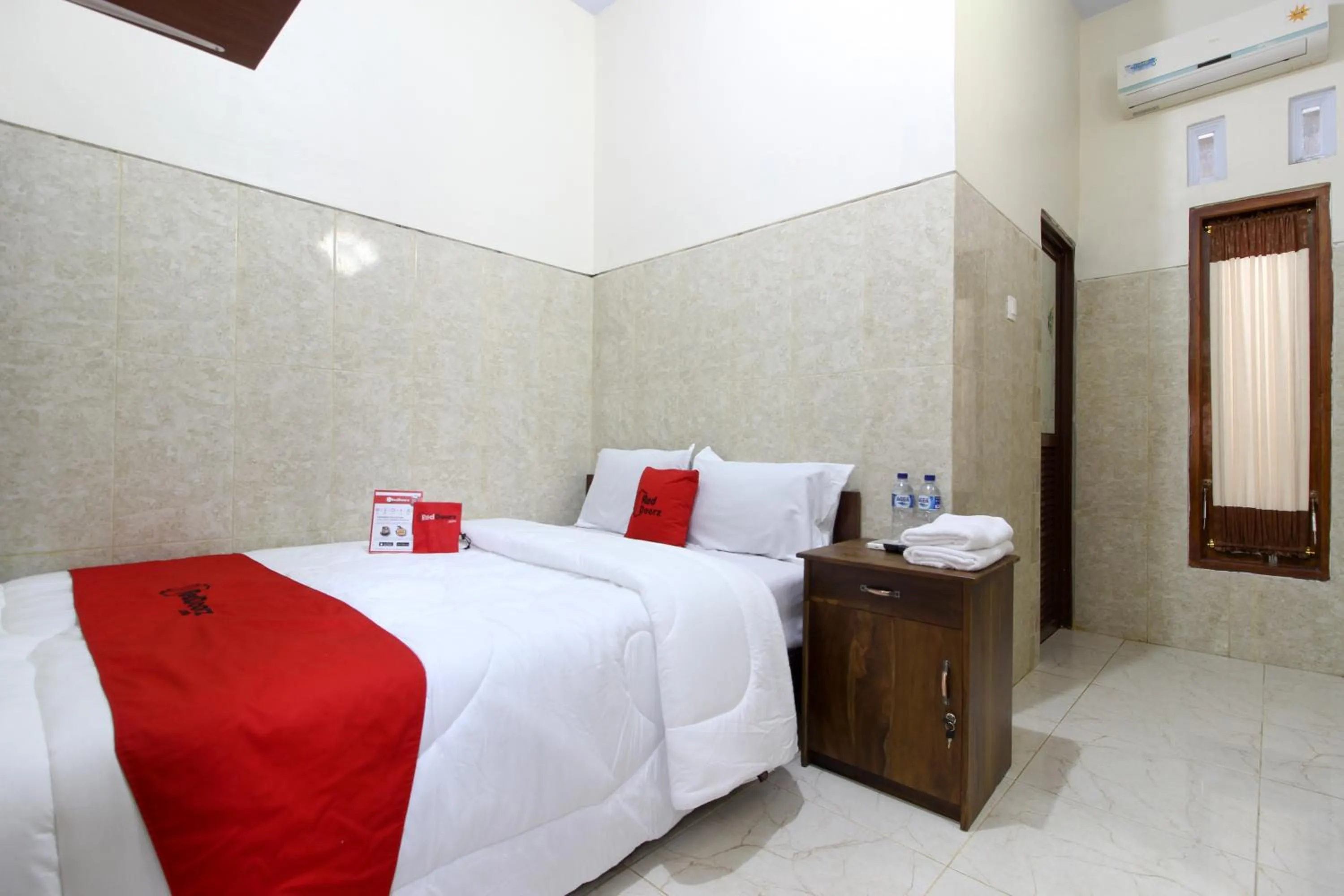 Bedroom, Bed in RedDoorz near Museum Gunung Merapi