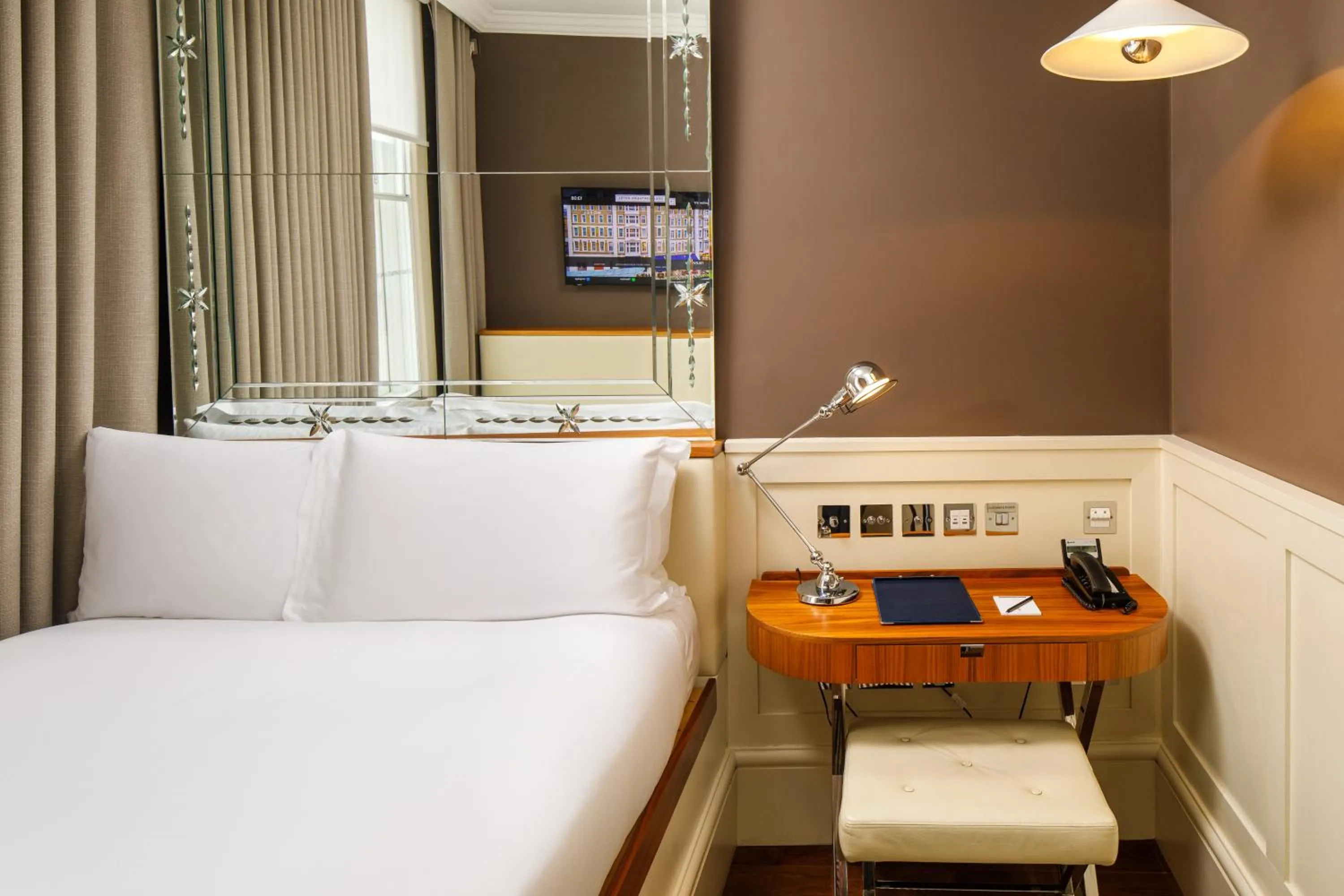 Bed in Kaya Great Northern Hotel, London