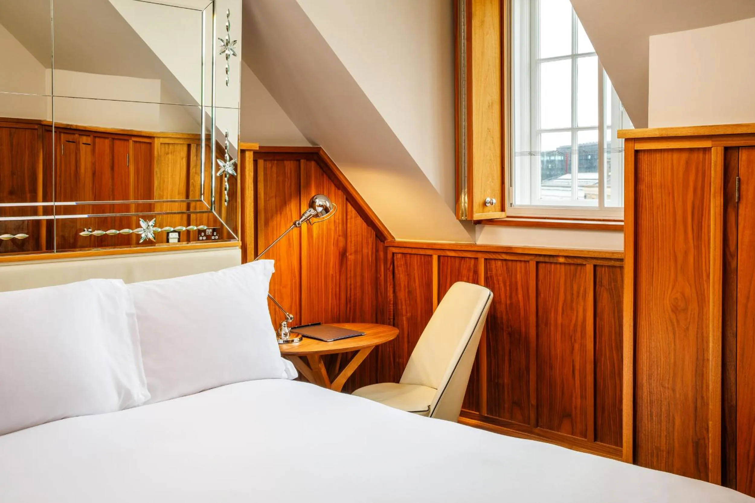 Bedroom, Bed in Kaya Great Northern Hotel, London