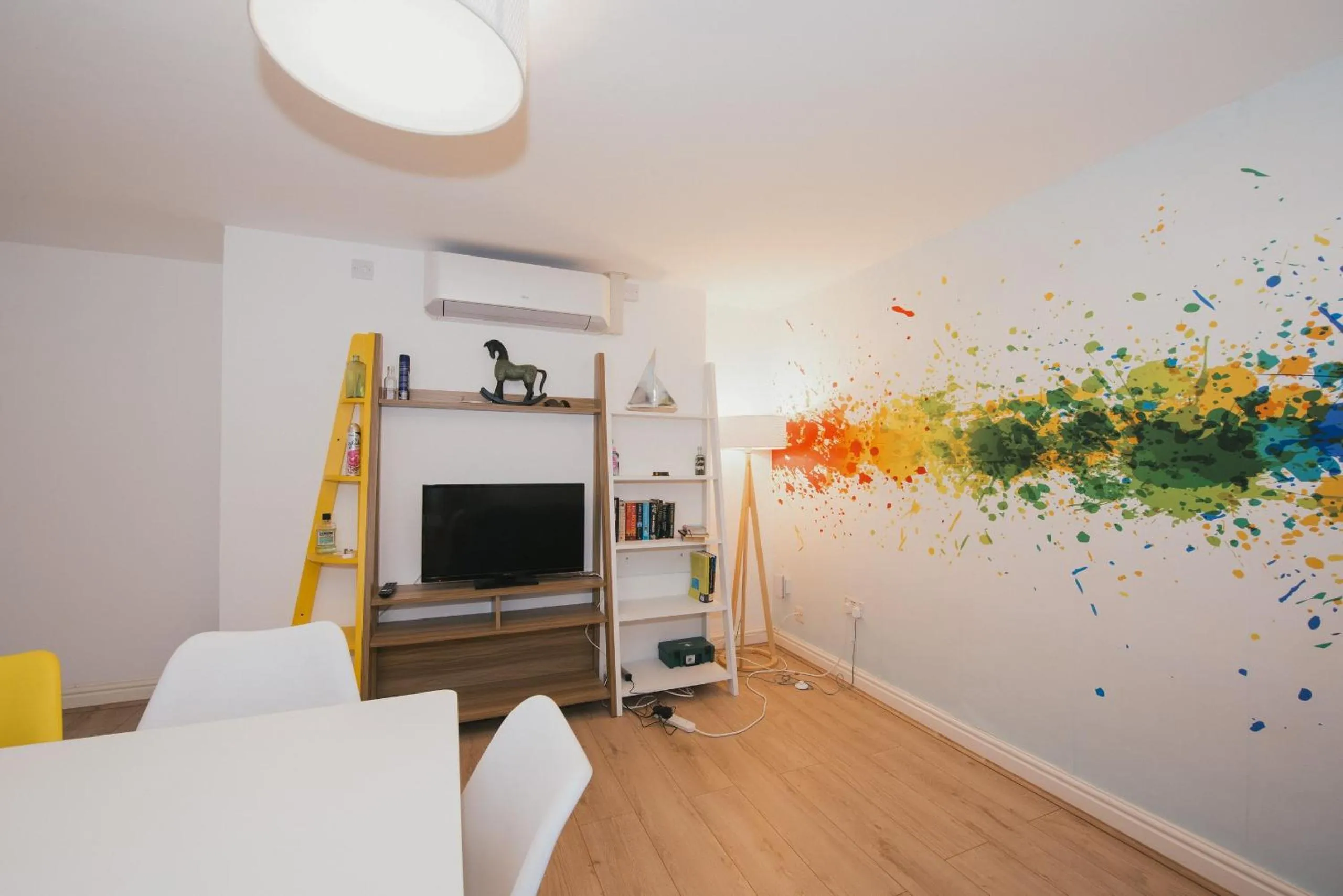 TV and multimedia in River Court Apartments by Paymán Club