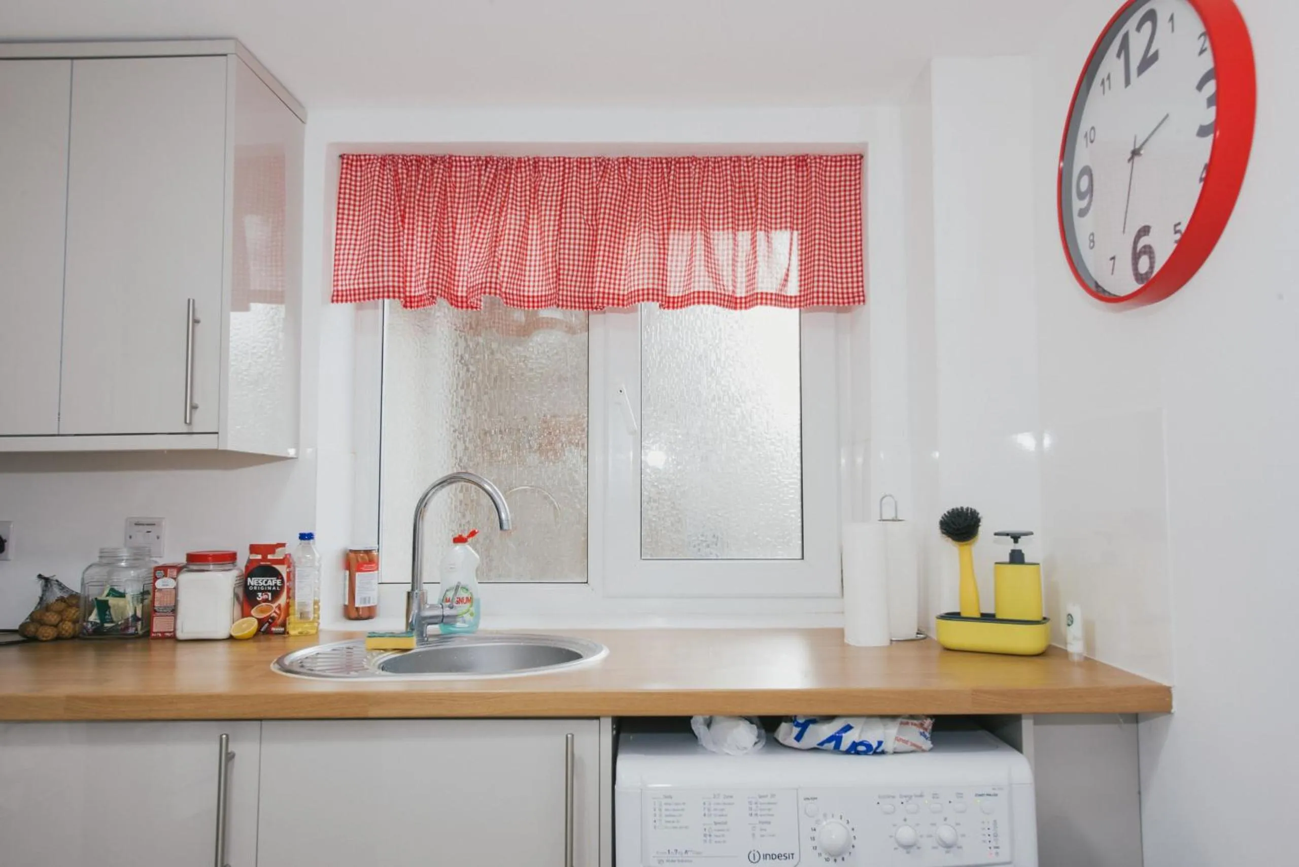 Kitchen or kitchenette in River Court Apartments by Paymán Club