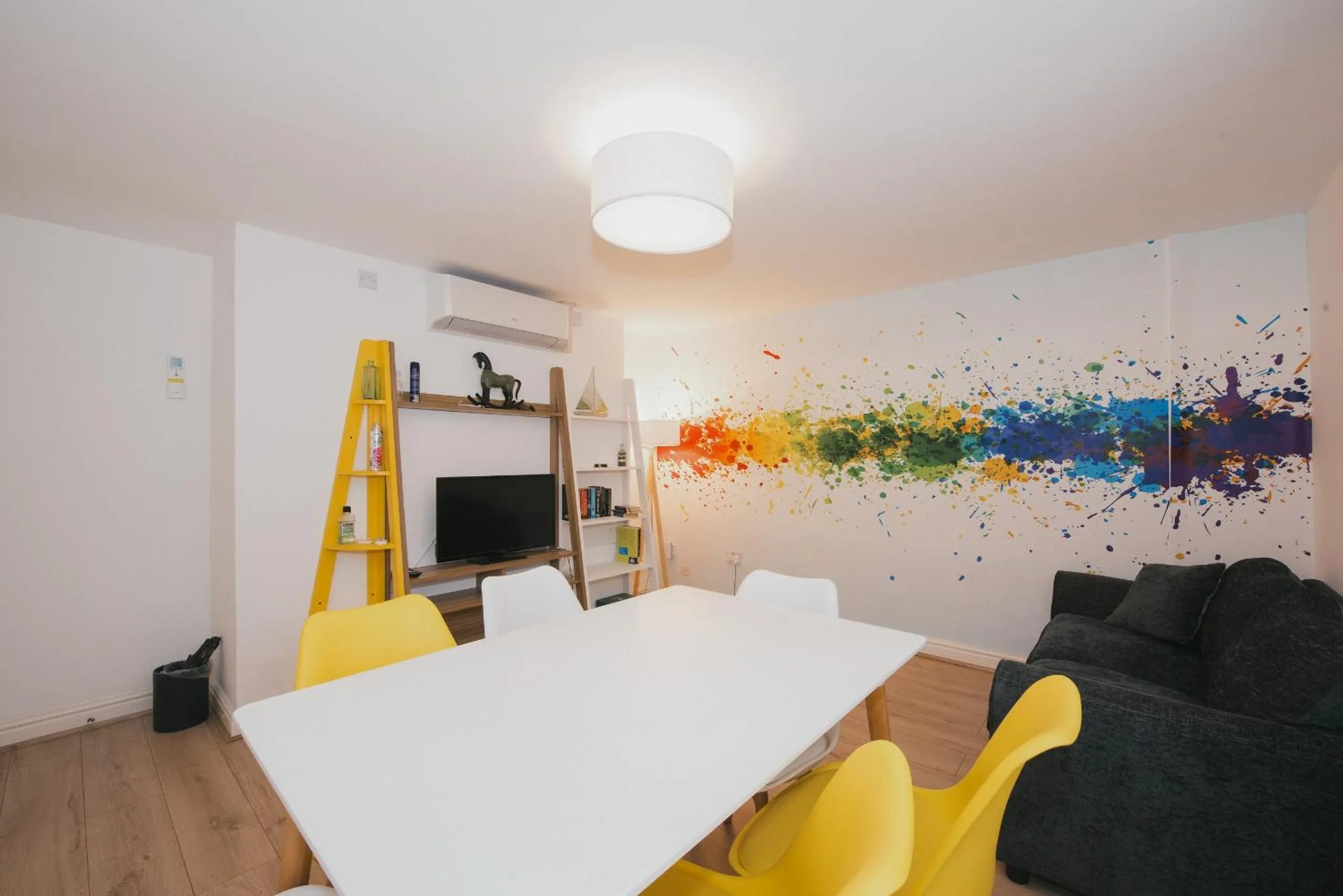 Dining area in River Court Apartments by Paymán Club