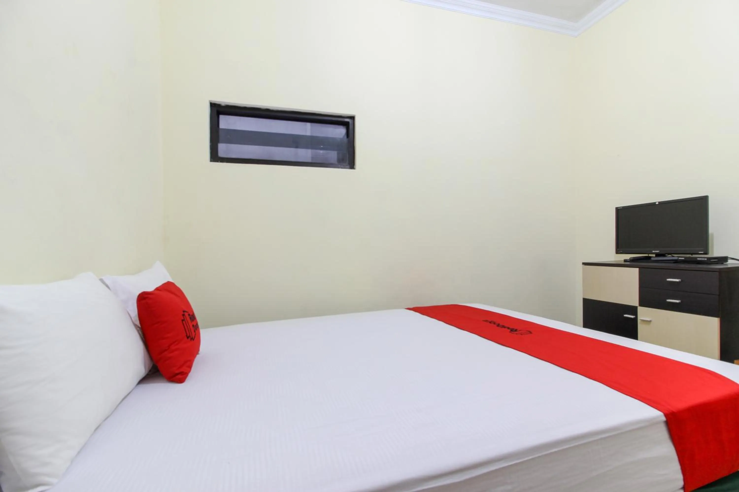 Bedroom, Bed in RedDoorz near Rumah Sakit Condong Catur