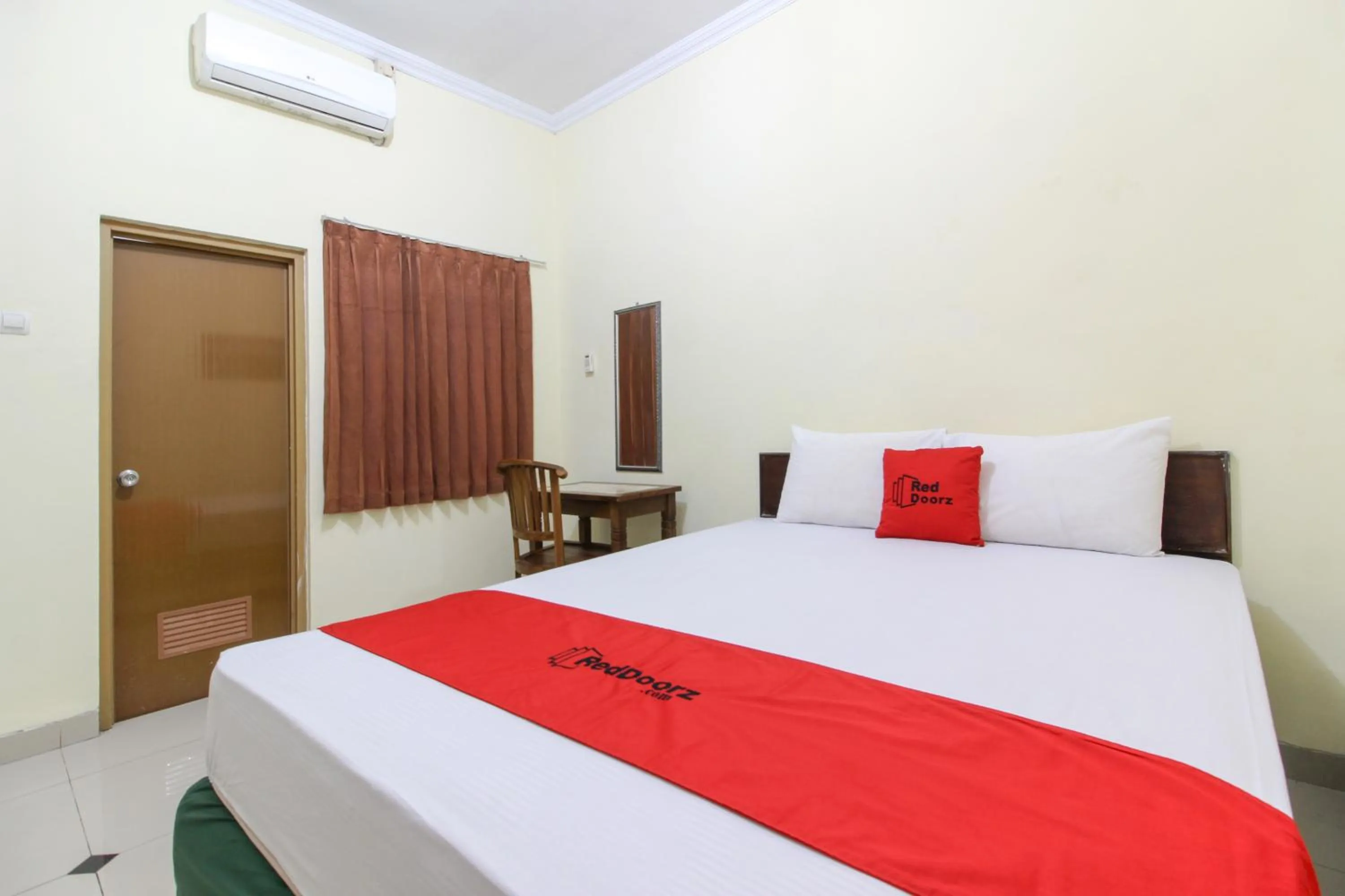 Bedroom, Bed in RedDoorz near Rumah Sakit Condong Catur