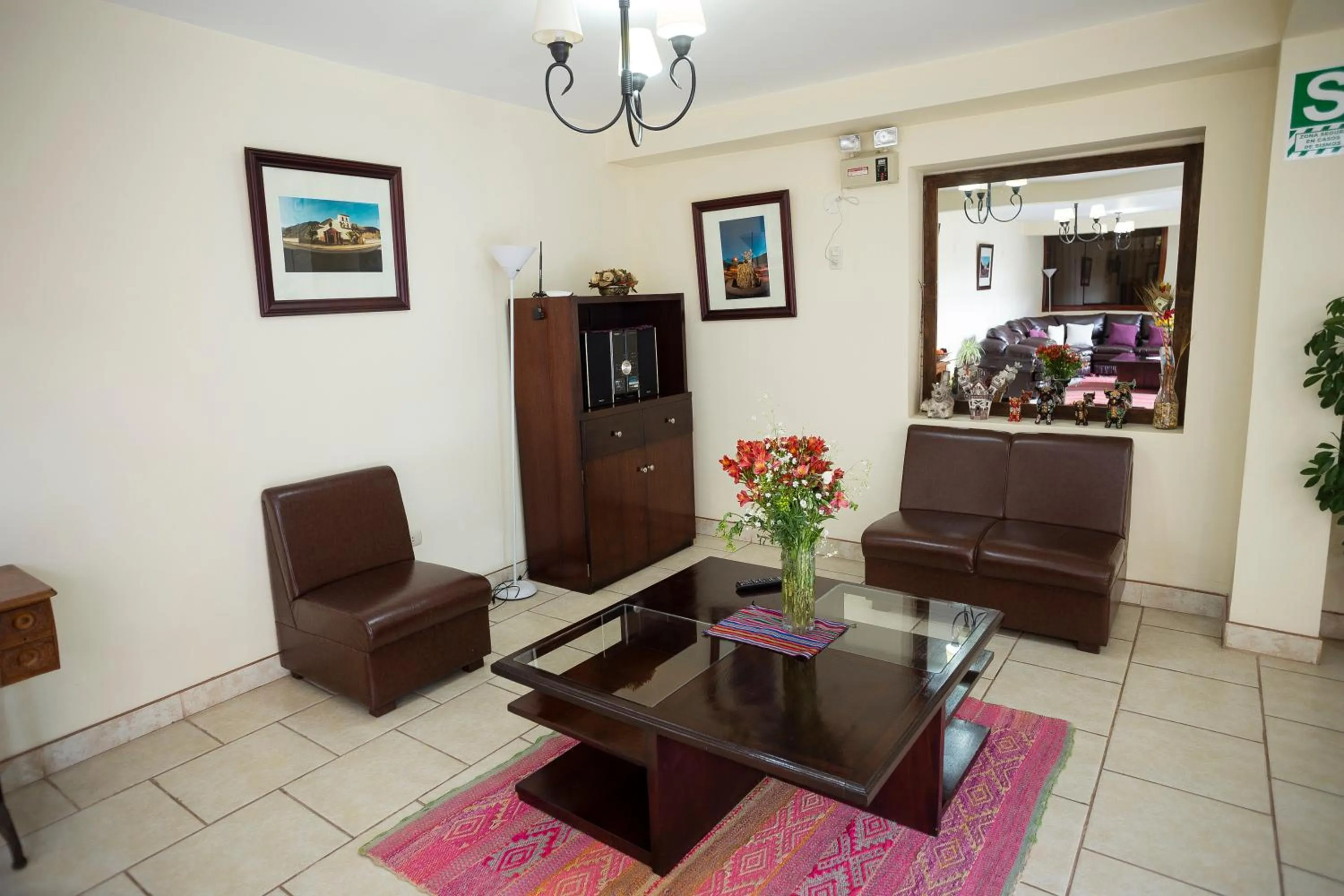 Communal lounge/ TV room in Yucay Plaza Inn