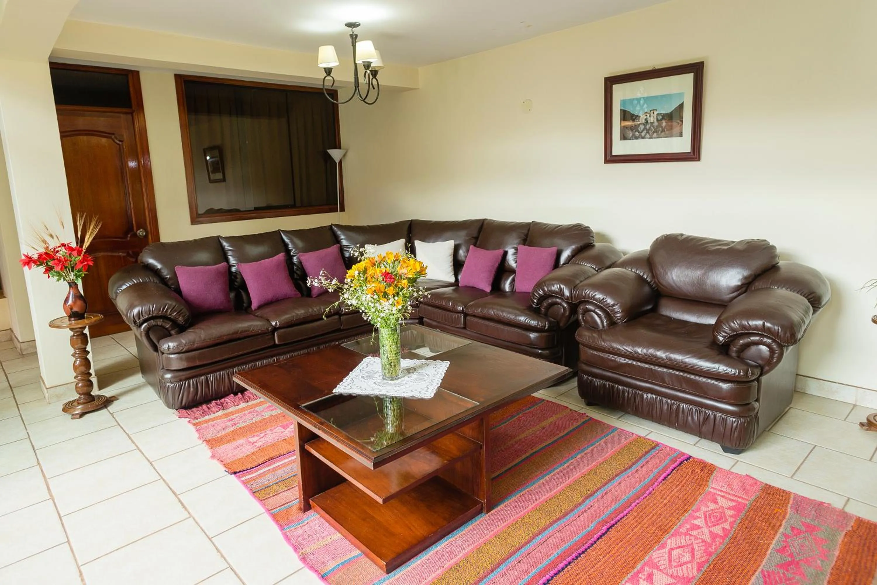 Communal lounge/ TV room in Yucay Plaza Inn