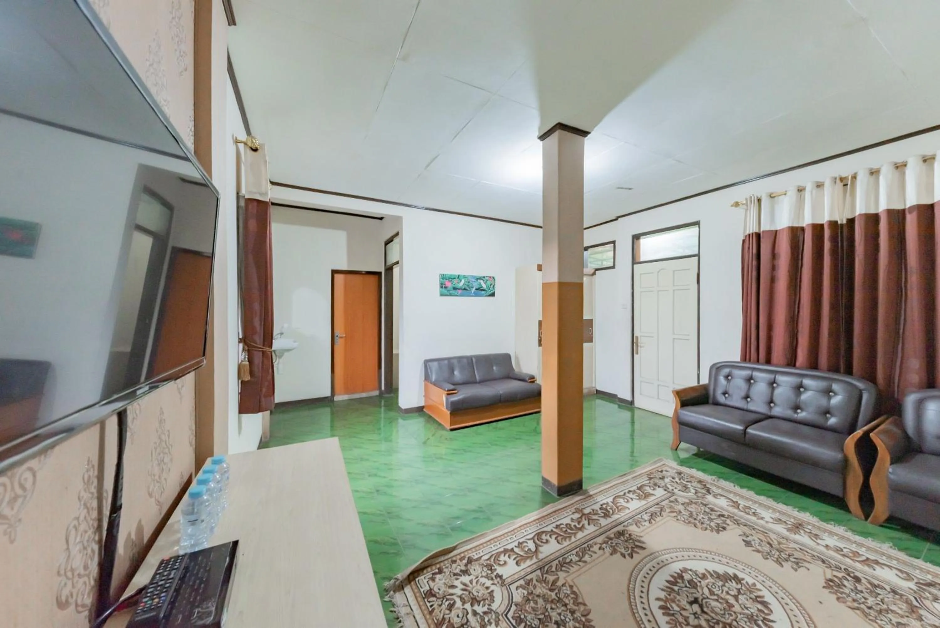 Living room in RedDoorz near Cikole Lembang