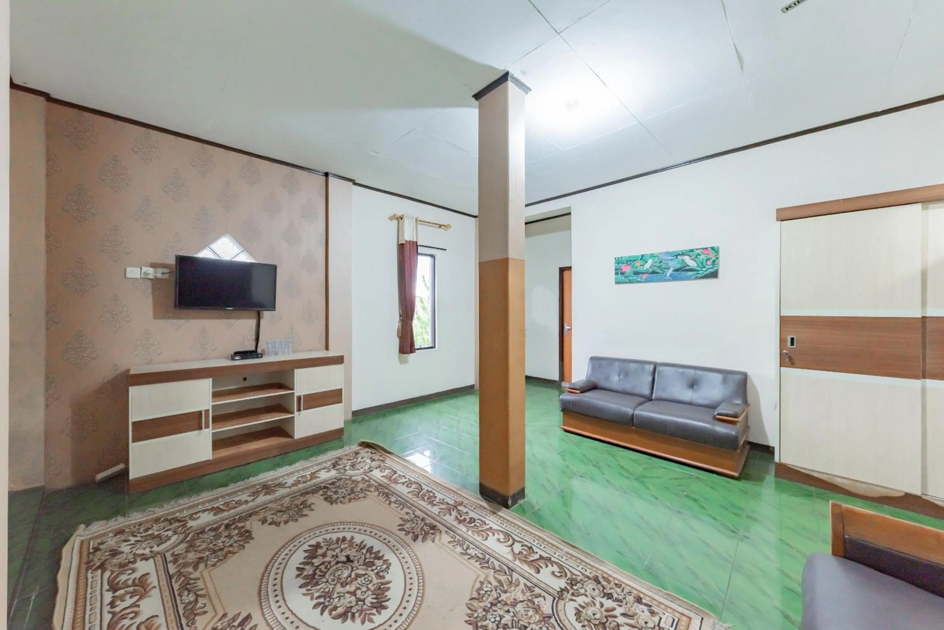 Communal lounge/ TV room in RedDoorz near Cikole Lembang