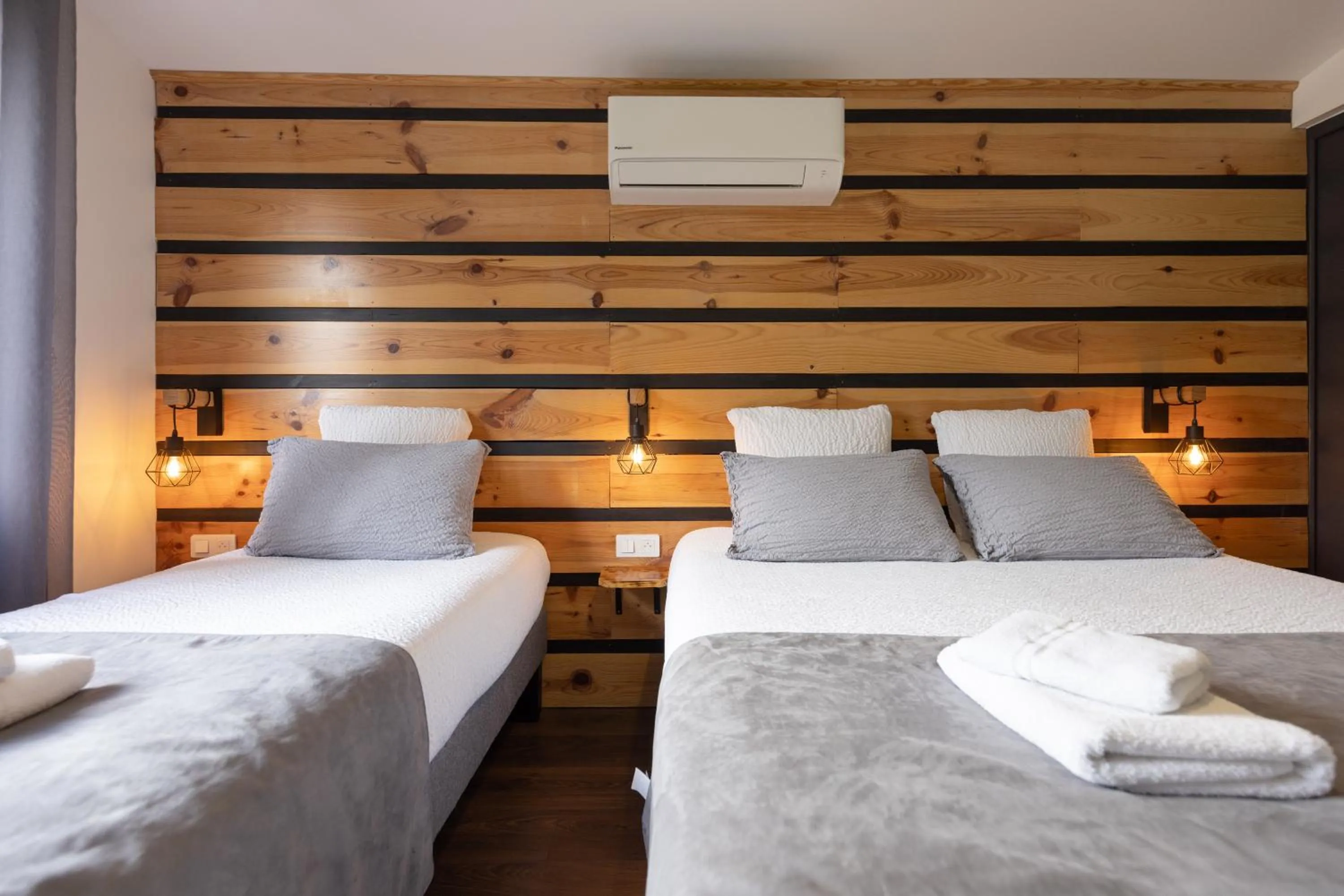 Bed in Hôtel Paris Madrid