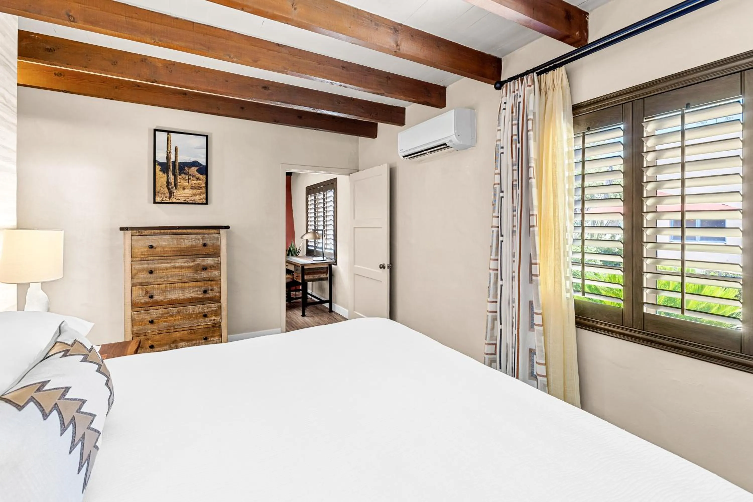 Bedroom, Bed in Lodge On The Desert