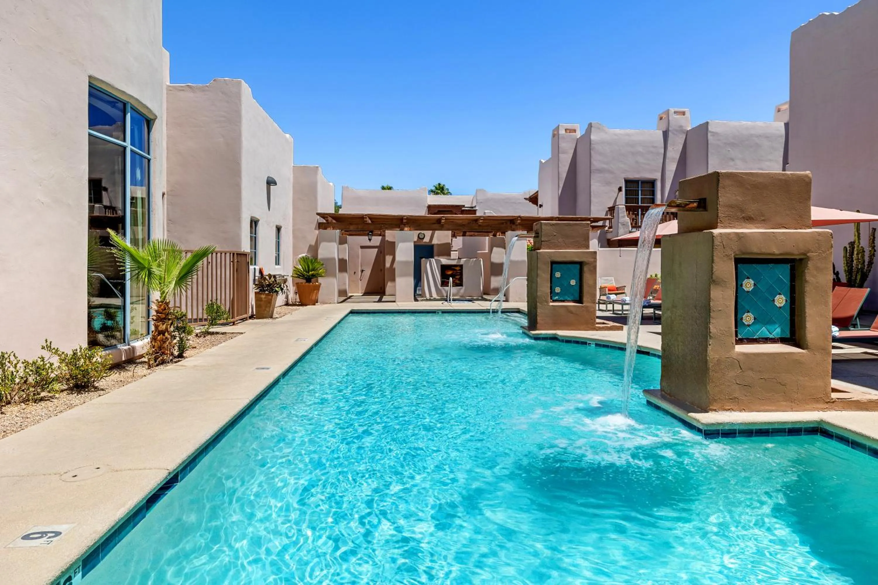 Swimming pool in Lodge On The Desert
