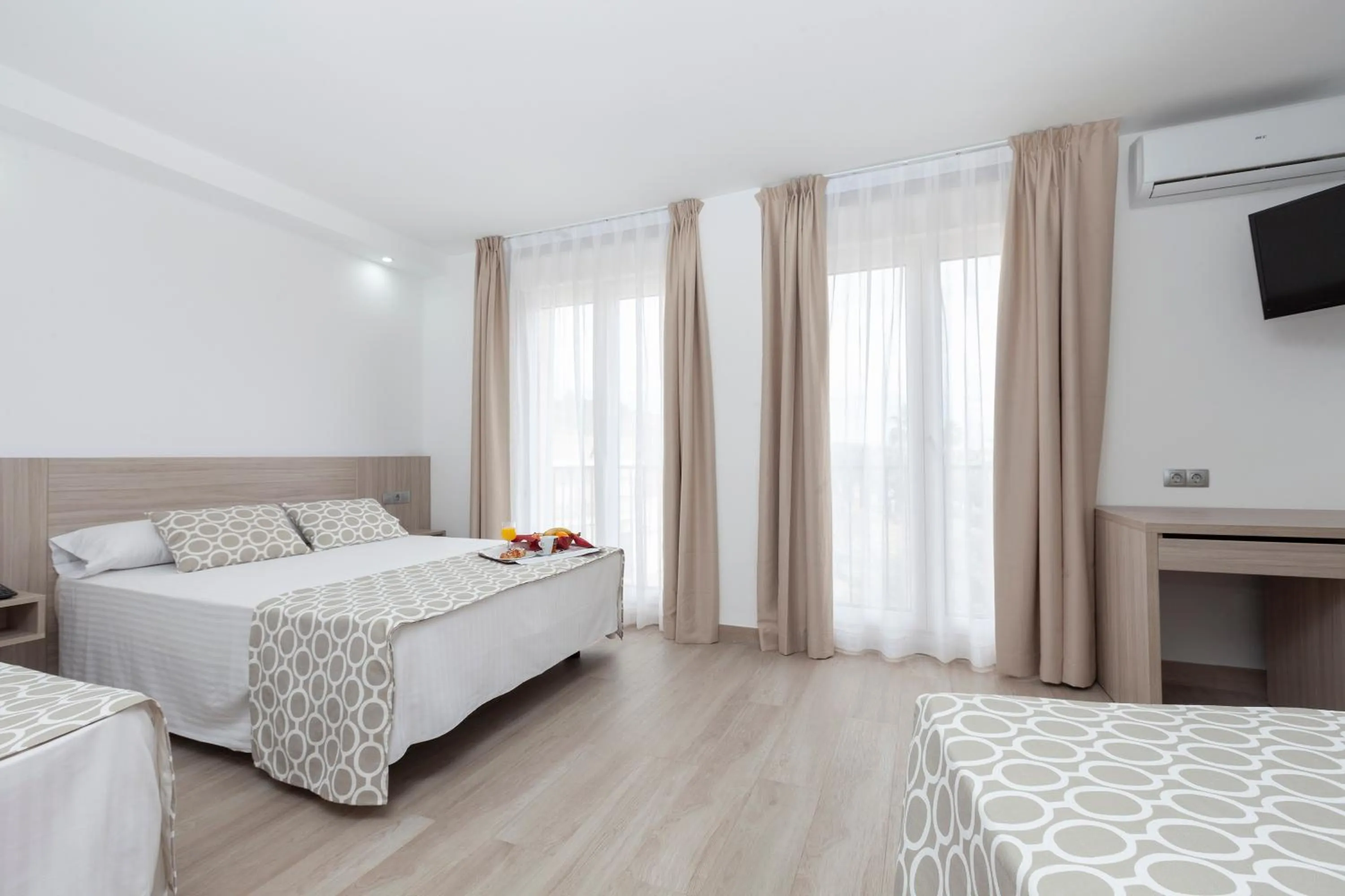 Photo of the whole room, Bed in Hotel Olympia Ronda II