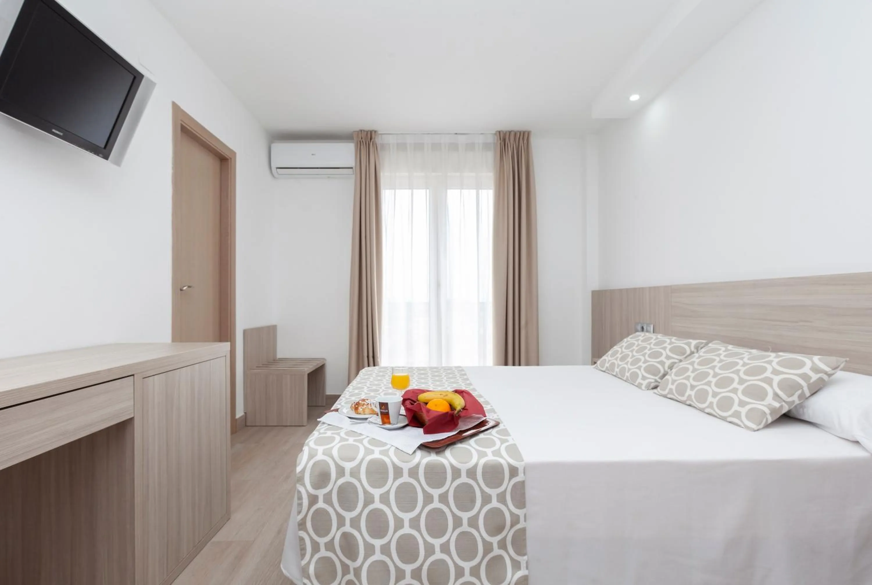 Photo of the whole room, Bed in Hotel Olympia Ronda II