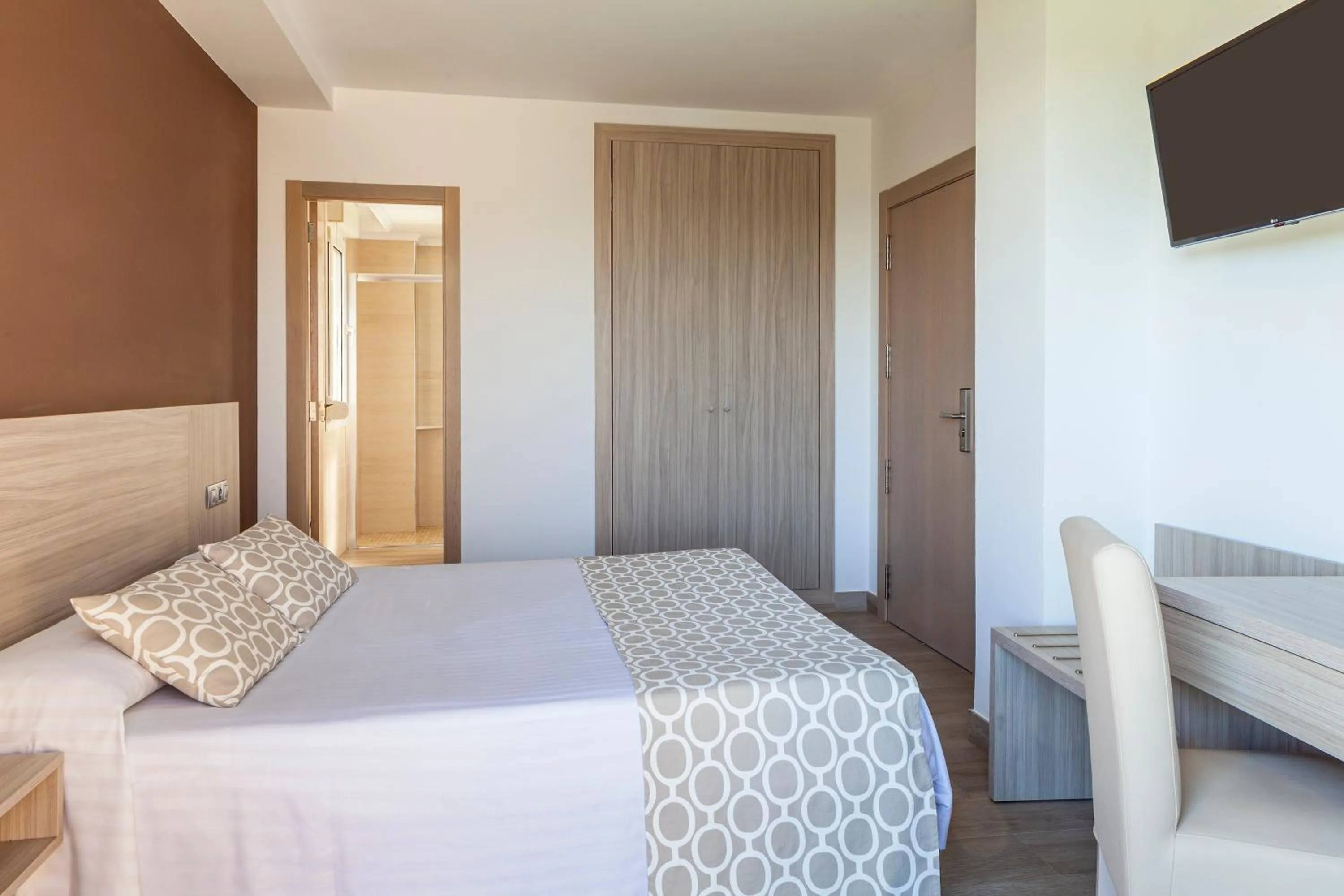 Photo of the whole room, Bed in Hotel Olympia Ronda II