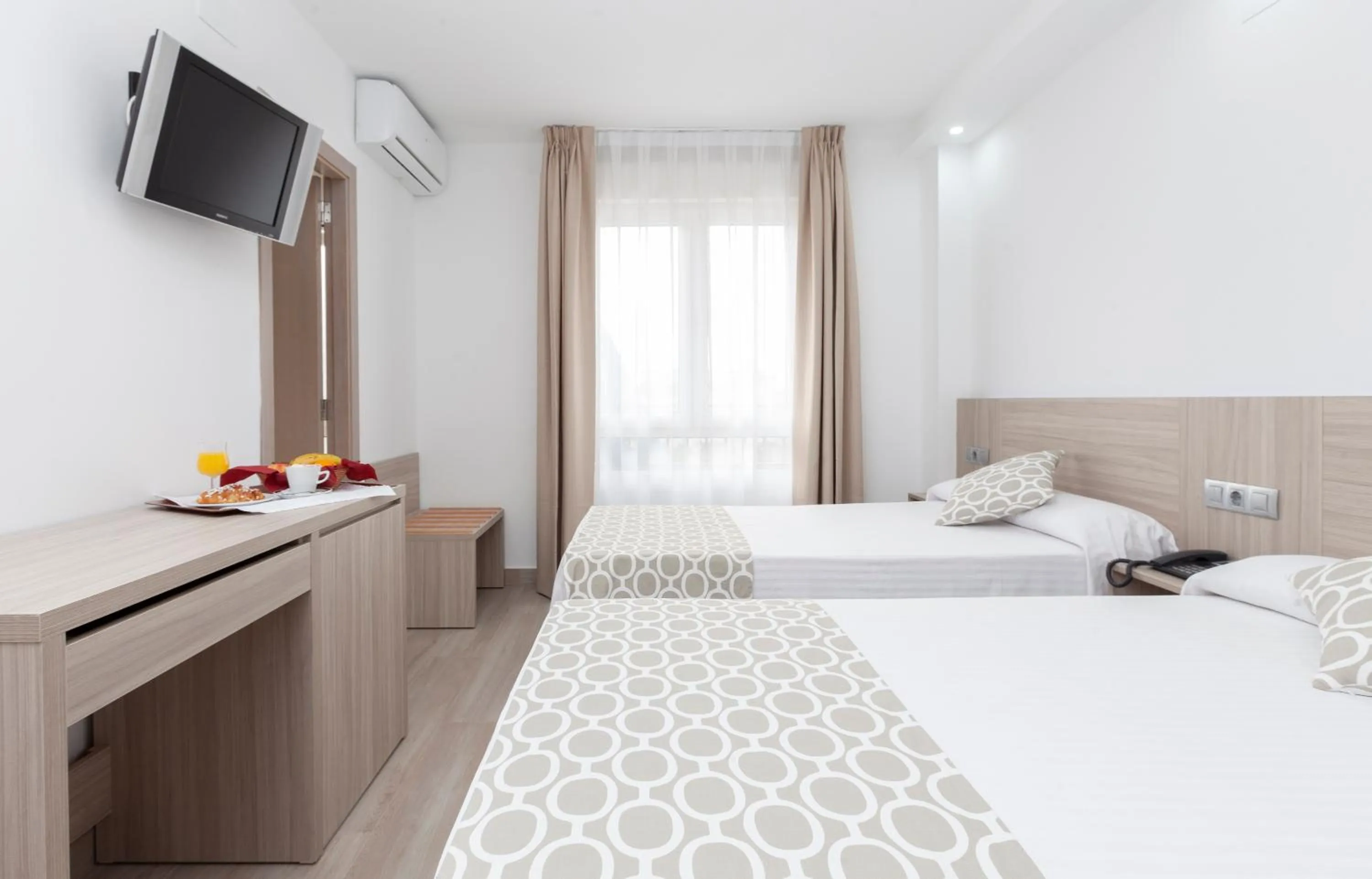 Photo of the whole room, Bed in Hotel Olympia Ronda II