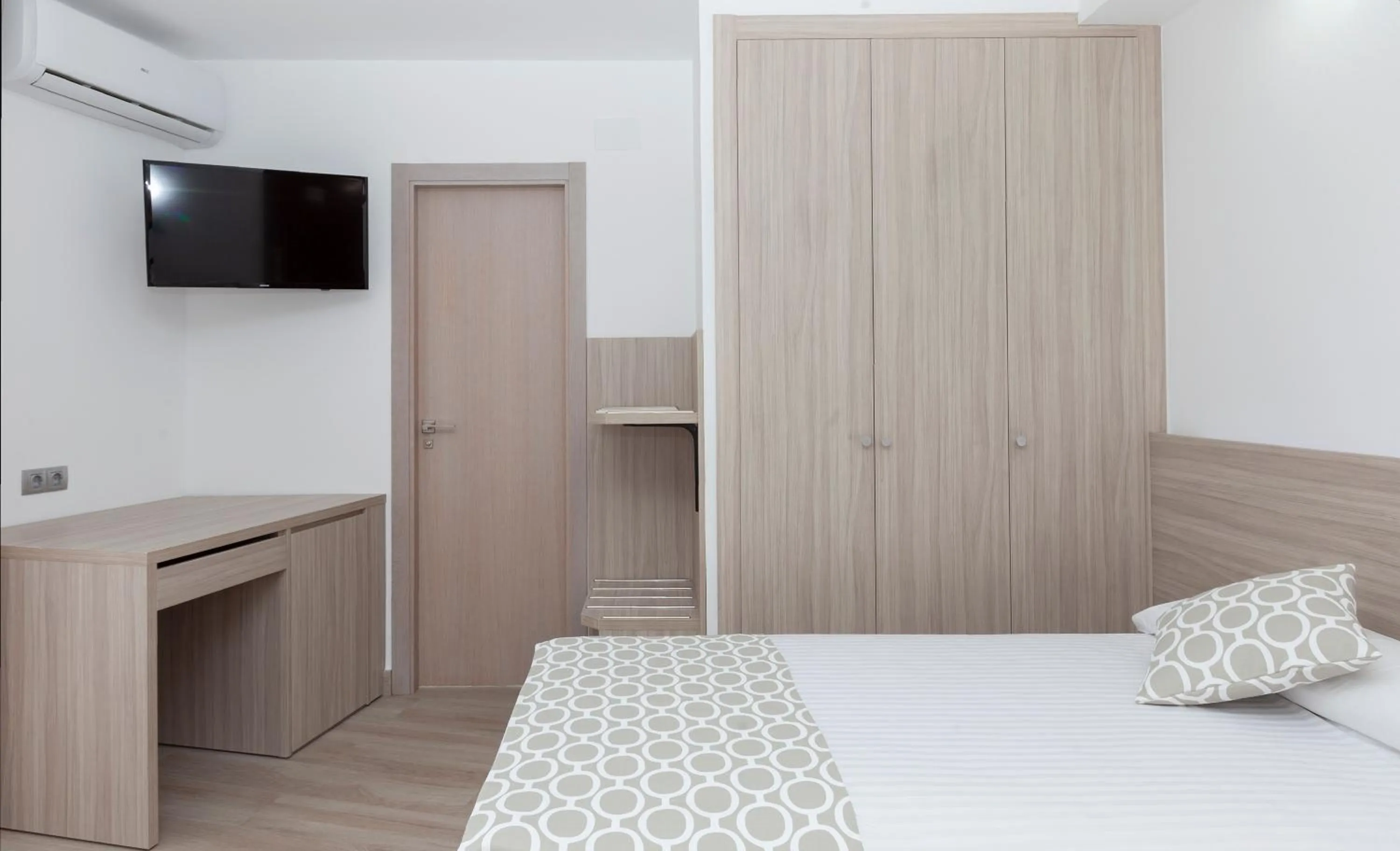 Photo of the whole room, Bed in Hotel Olympia Ronda II