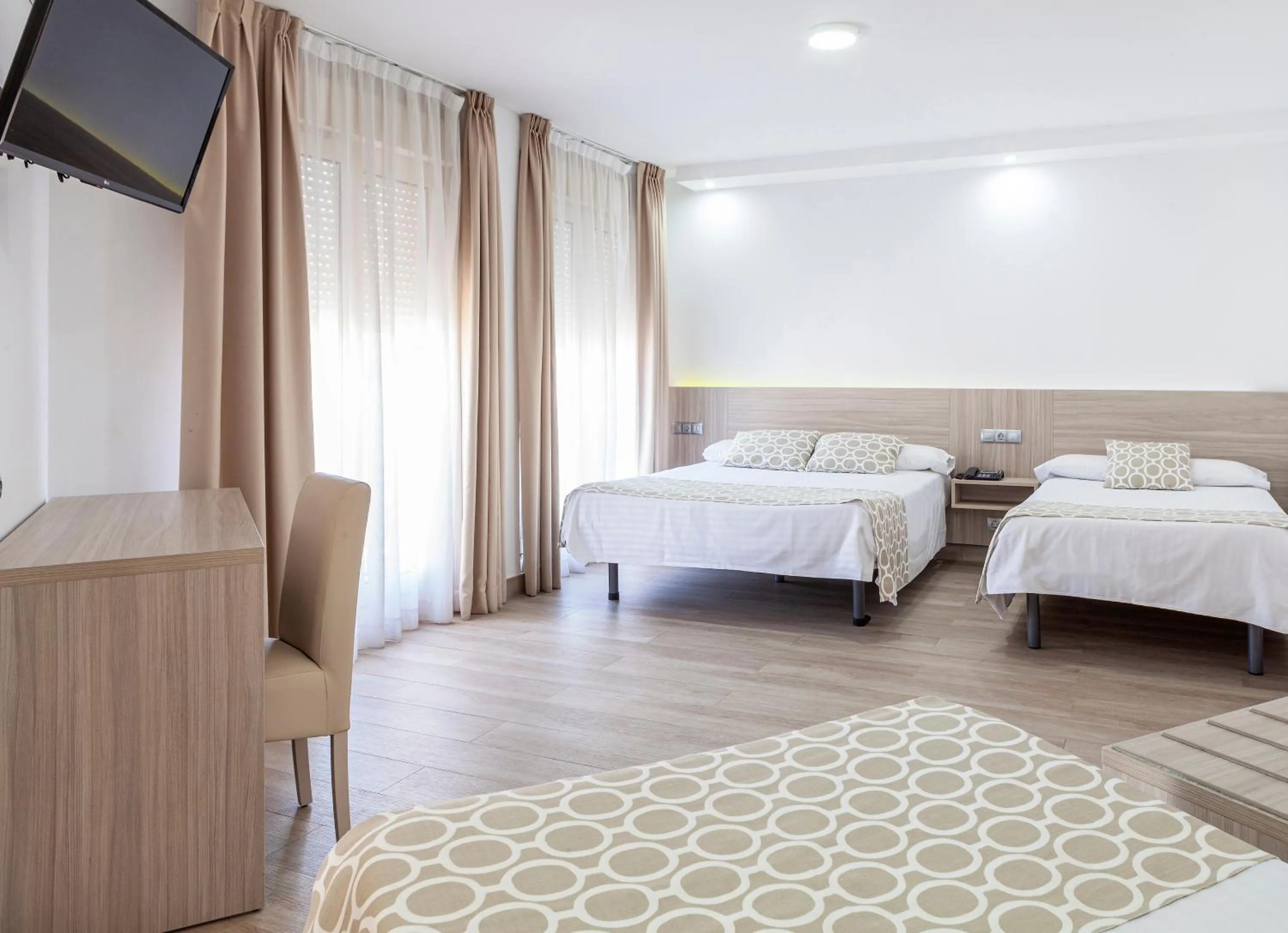 Photo of the whole room, Bed in Hotel Olympia Ronda II