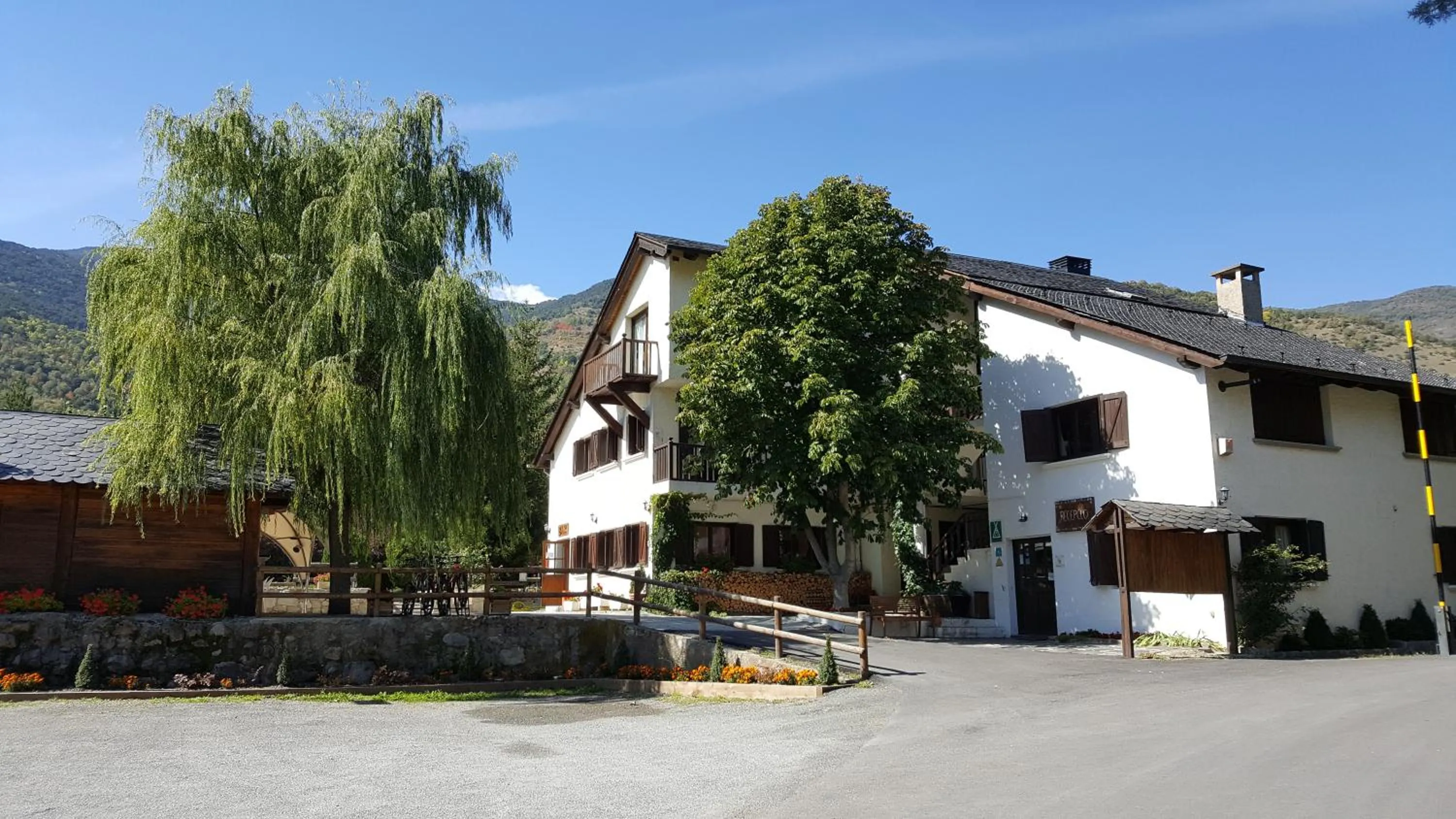 Facade/entrance in Aiguestortes Camping Resort