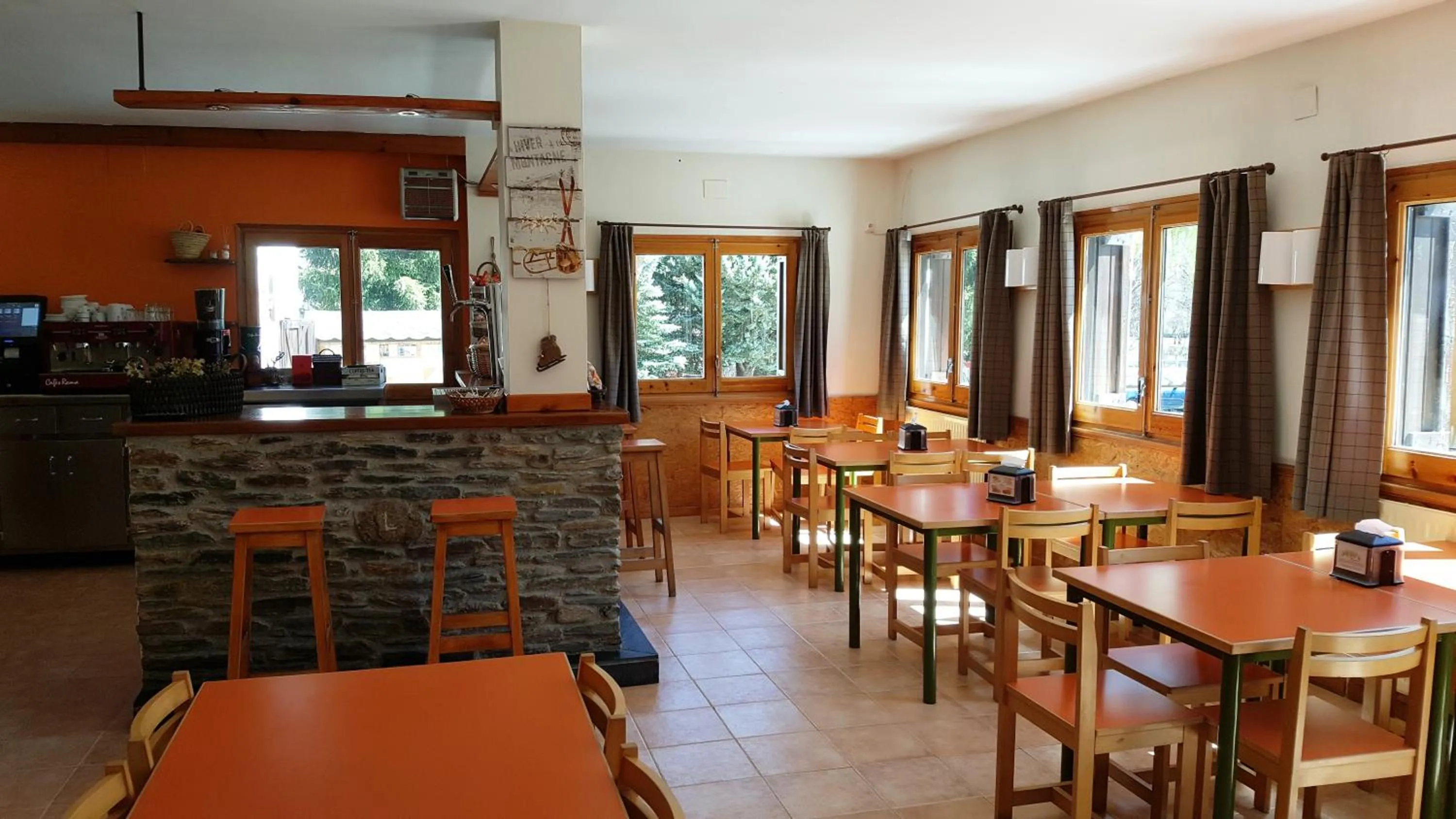 Restaurant/places to eat in Aiguestortes Camping Resort