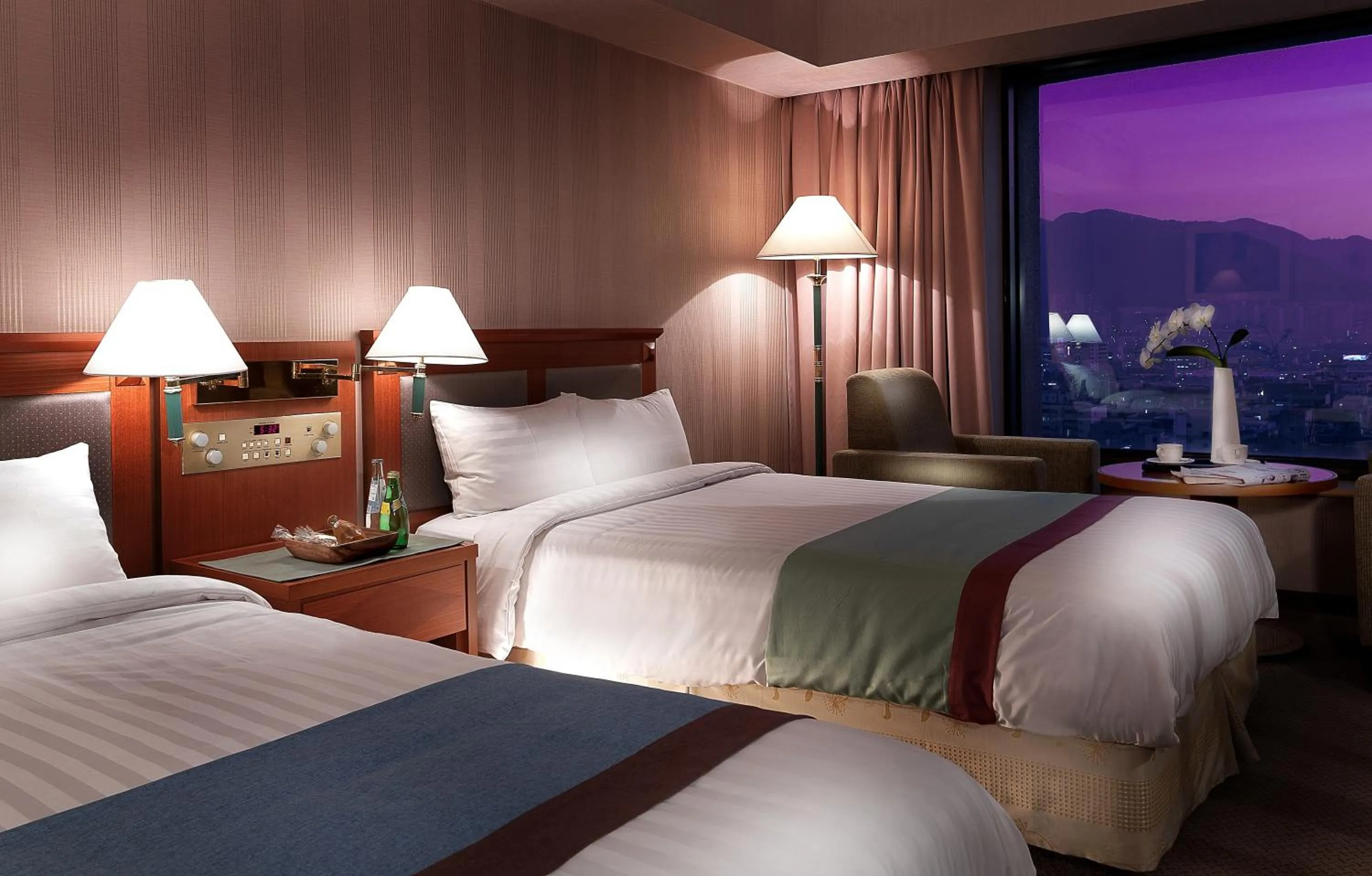 Bed in Hotel Paragon