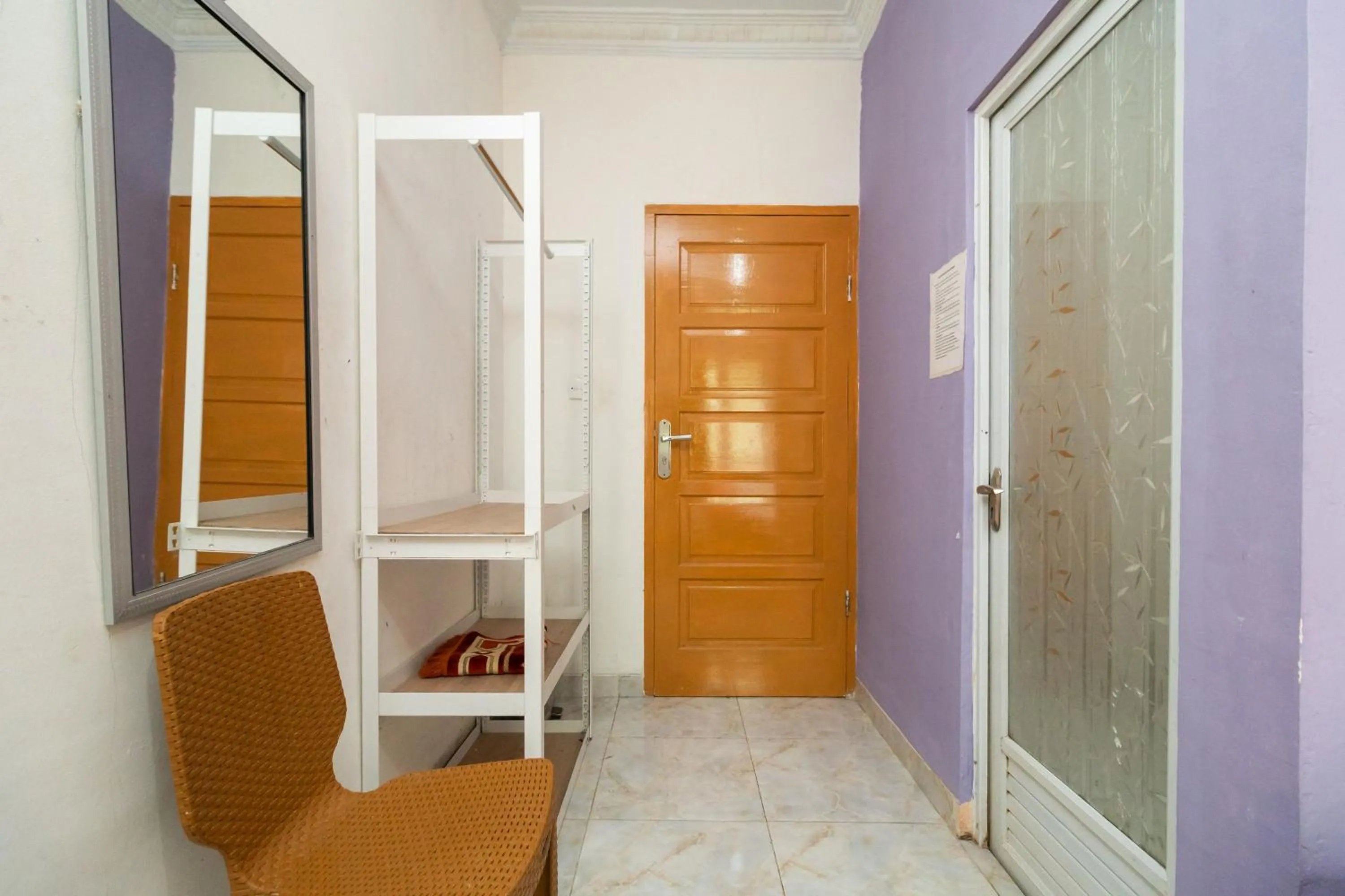 wardrobe in RedDoorz Syariah near Transmart Padang