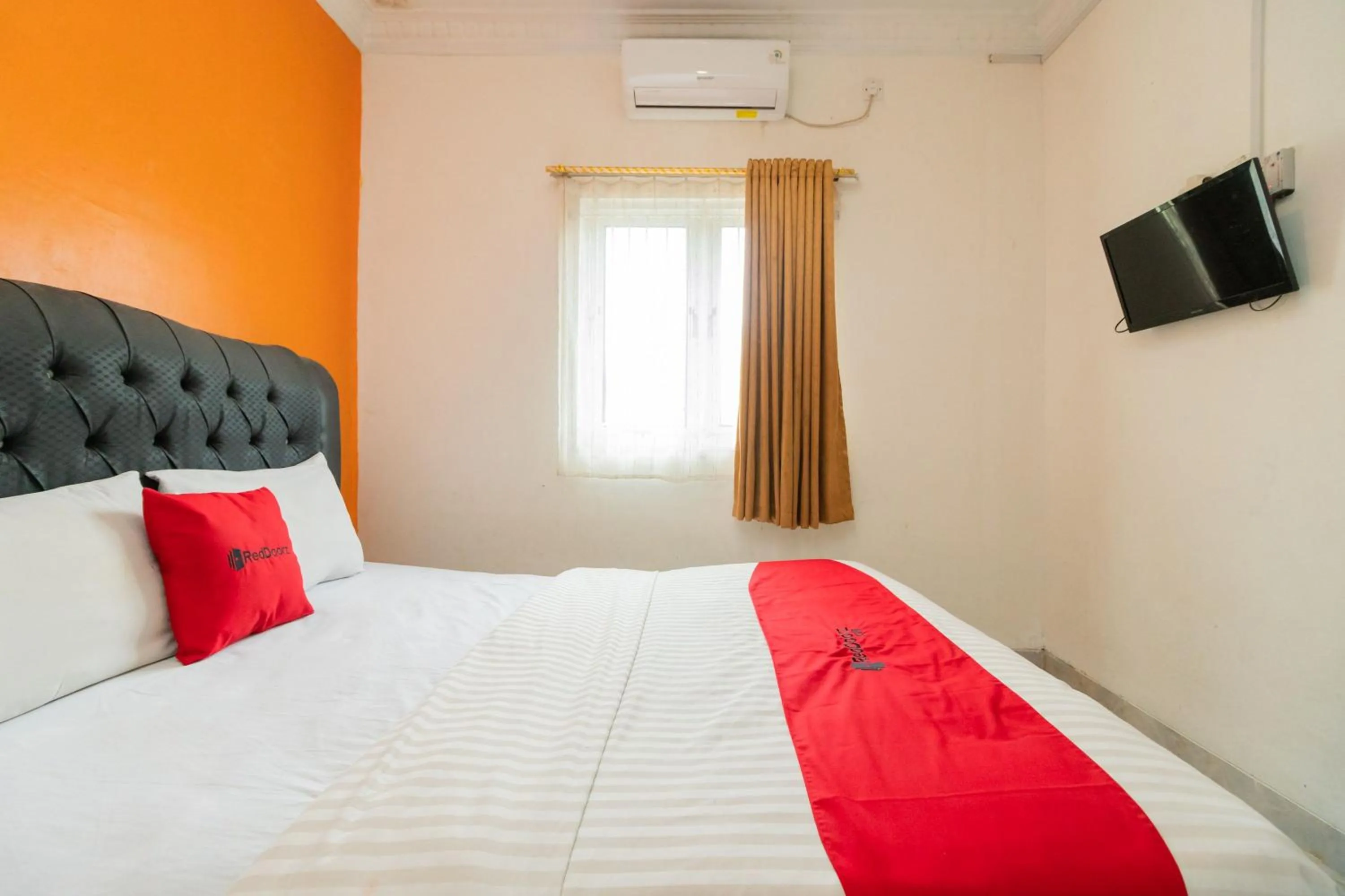 Bedroom, Bed in RedDoorz Syariah near Transmart Padang