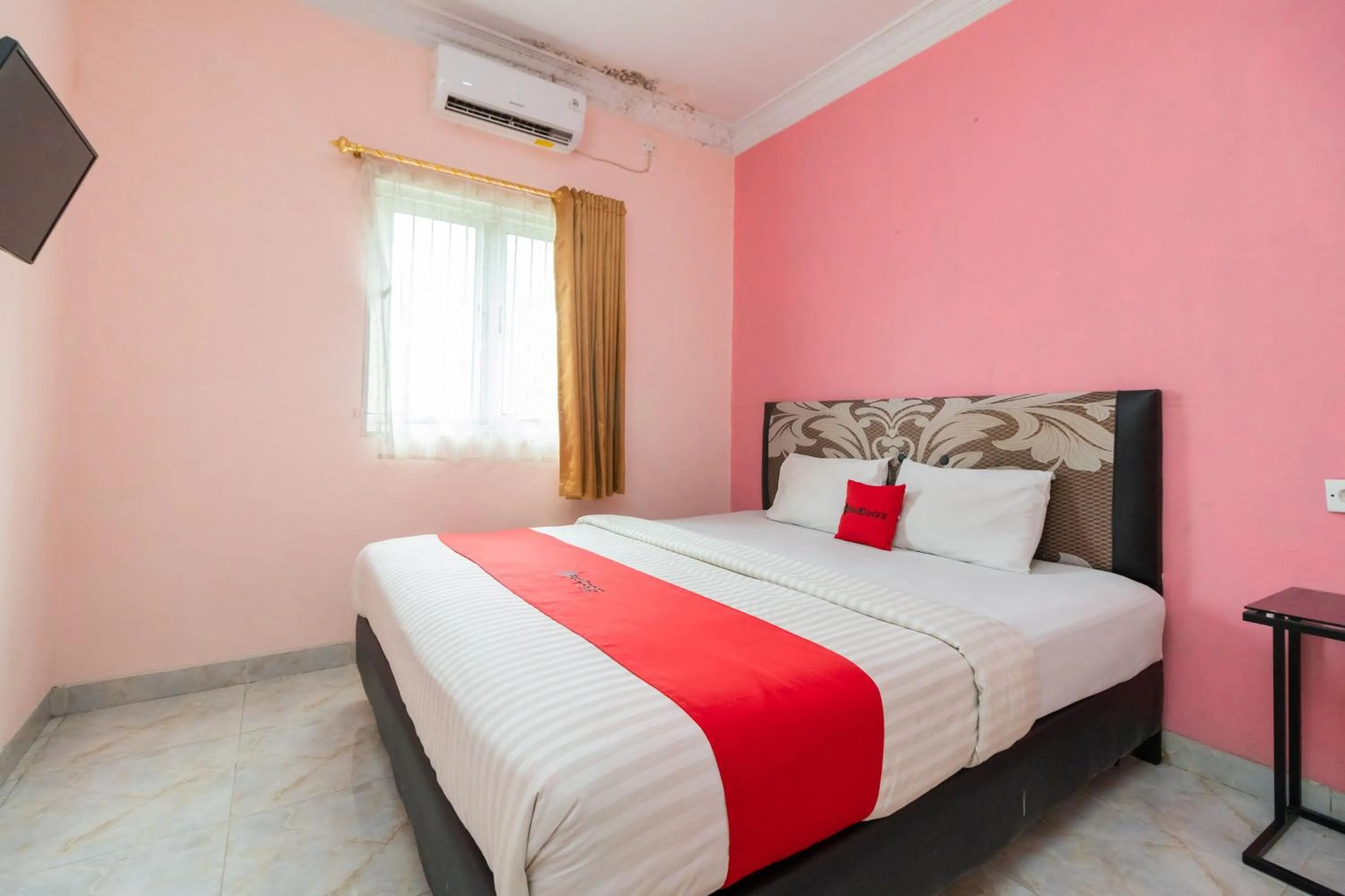 Bedroom, Bed in RedDoorz Syariah near Transmart Padang