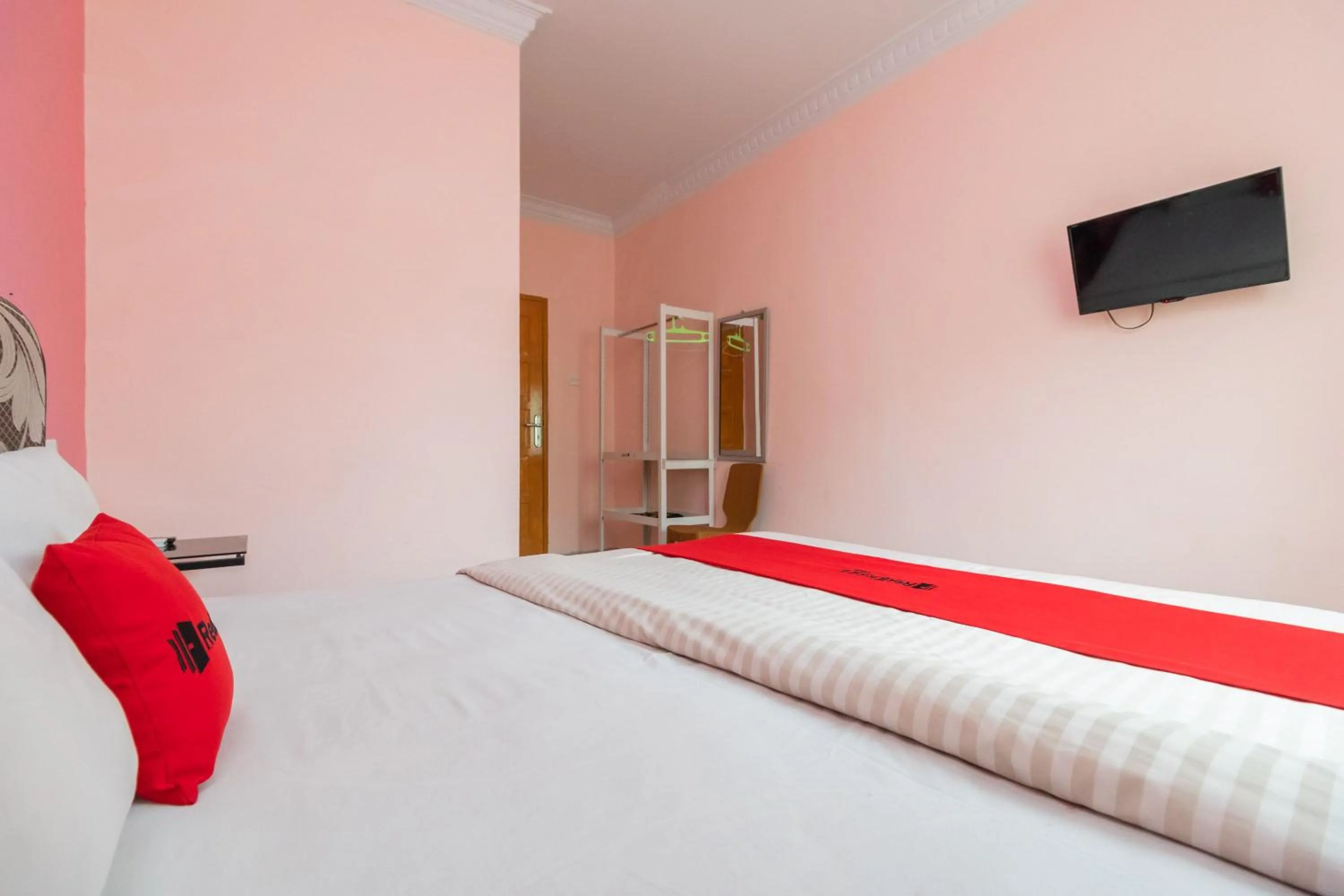 Bedroom, Bed in RedDoorz Syariah near Transmart Padang
