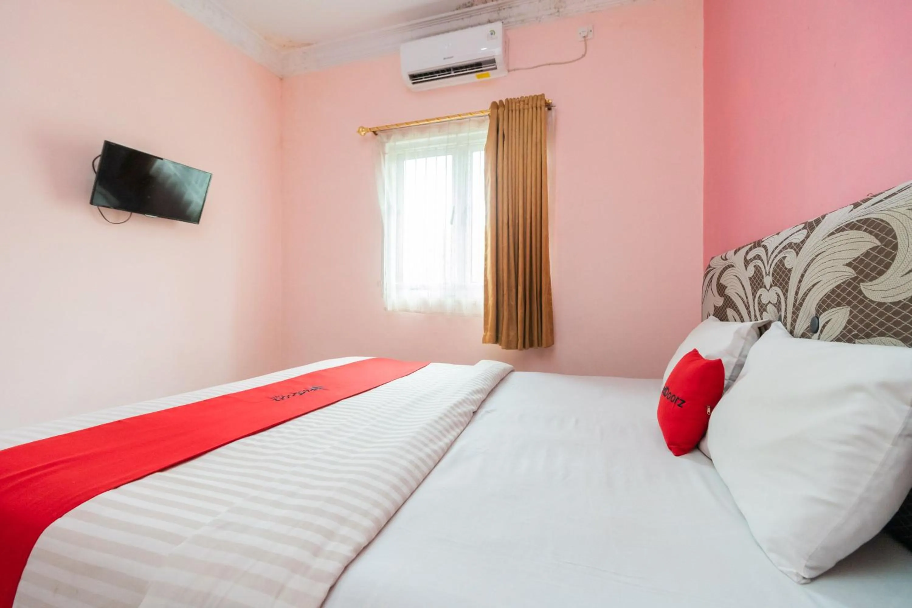 Bedroom, Bed in RedDoorz Syariah near Transmart Padang